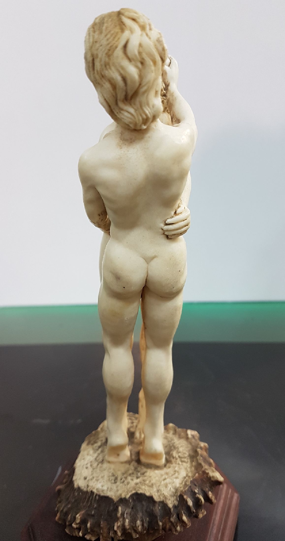 Detail d: Schnitzerei aus Elchgeweih, Werkstatt Bernhard Schiffel, Bali, Adam und Eva, feine naturalistische Schnitzerei, H. ca. 19.5cm