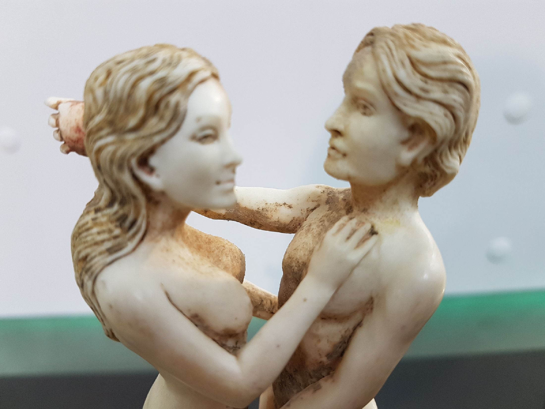 Detail e: Schnitzerei aus Elchgeweih, Werkstatt Bernhard Schiffel, Bali, Adam und Eva, feine naturalistische Schnitzerei, H. ca. 19.5cm