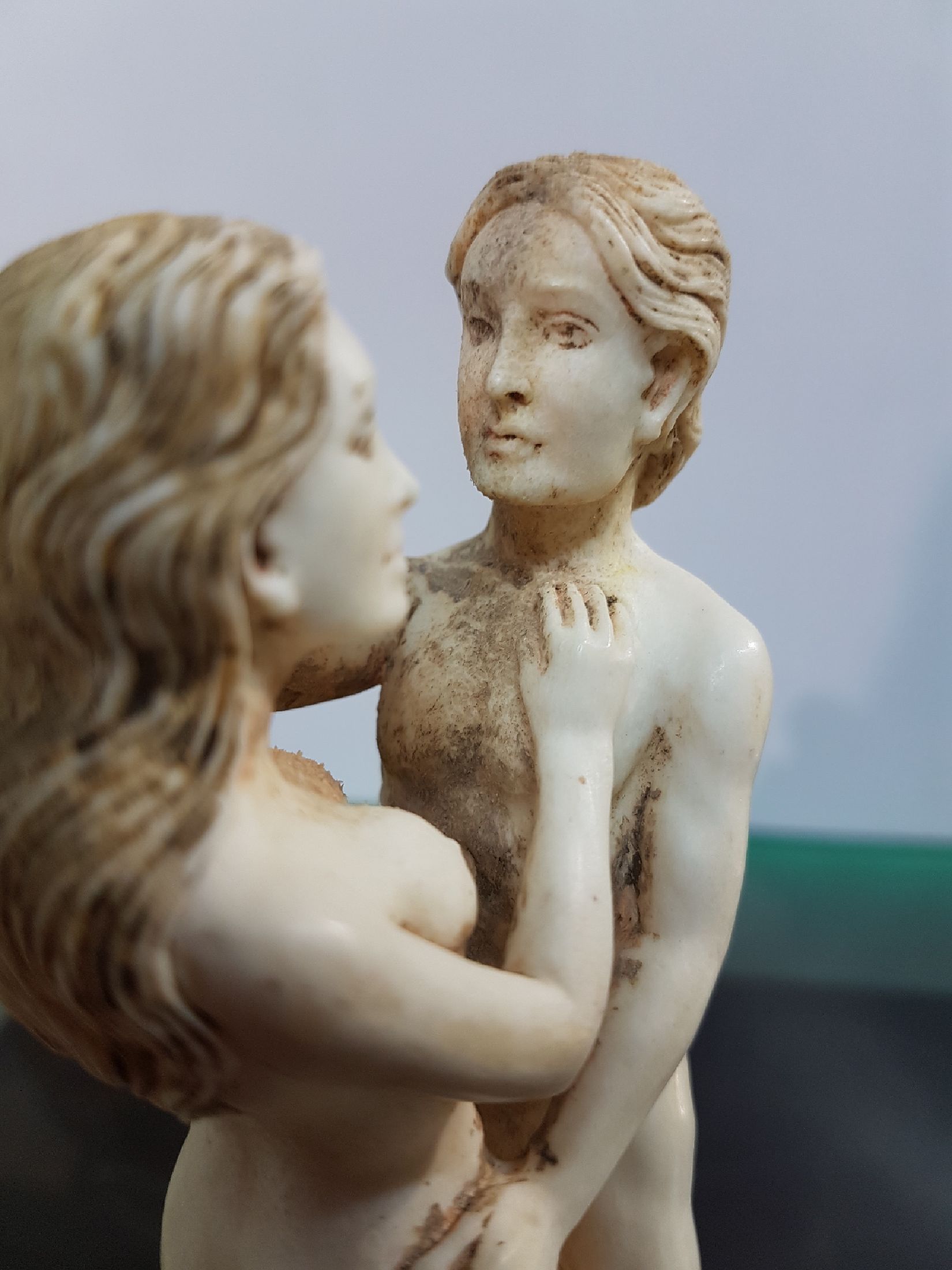 Detail g: Schnitzerei aus Elchgeweih, Werkstatt Bernhard Schiffel, Bali, Adam und Eva, feine naturalistische Schnitzerei, H. ca. 19.5cm