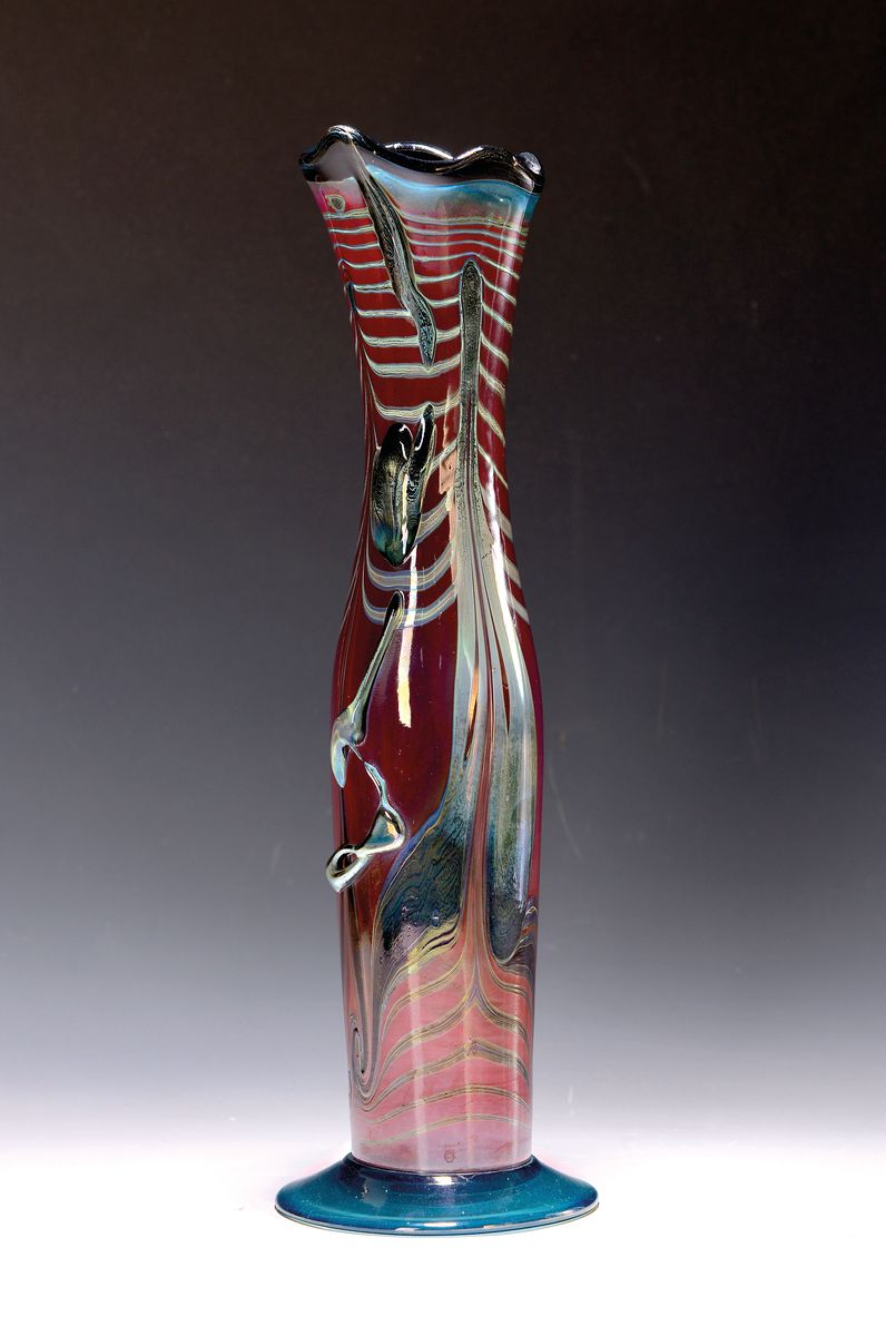 Vase, Eisch, 1980er Jahre, signiert, mundgeblasenes rotes Glas mit petrolfarbenem Stand und lüstrierten Ein- und Aufschmelzungen, H. ca. 41.5cm