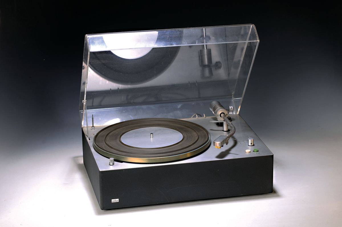 Schallplattenspieler, Braun PS 1000, 1967-1976, Entwurf Dieter Rams, Drehzahl 16,33,45,und 78 Umdrehungen, federnd aufgehängter Plattenteller und ...