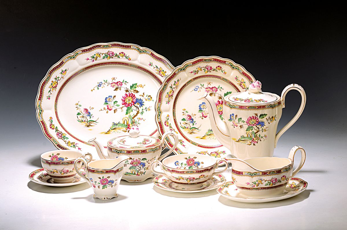 Speise- und Kaffee/-Tee-Service, Grindley, Royal Petal, Marlborough, England, Dekor Connaught, elfenbeinfarbenes Porzellan, Umdruckdekor, für 12 ...