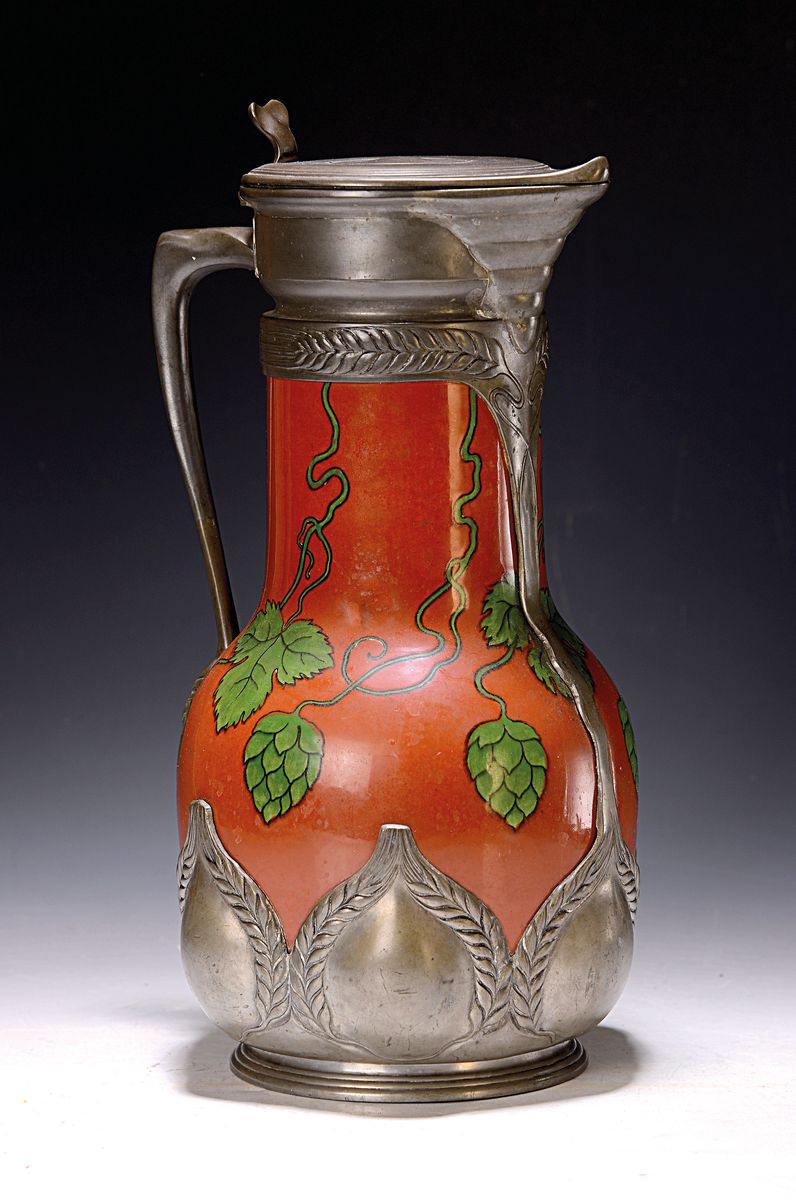Schenkkanne/Bierkanne, Orivit Nr. 2541, um 1900/10, Steingutkorpus mit Hopfendekor, aufwendige Zinnmontur, num., H. ca. 33 cm