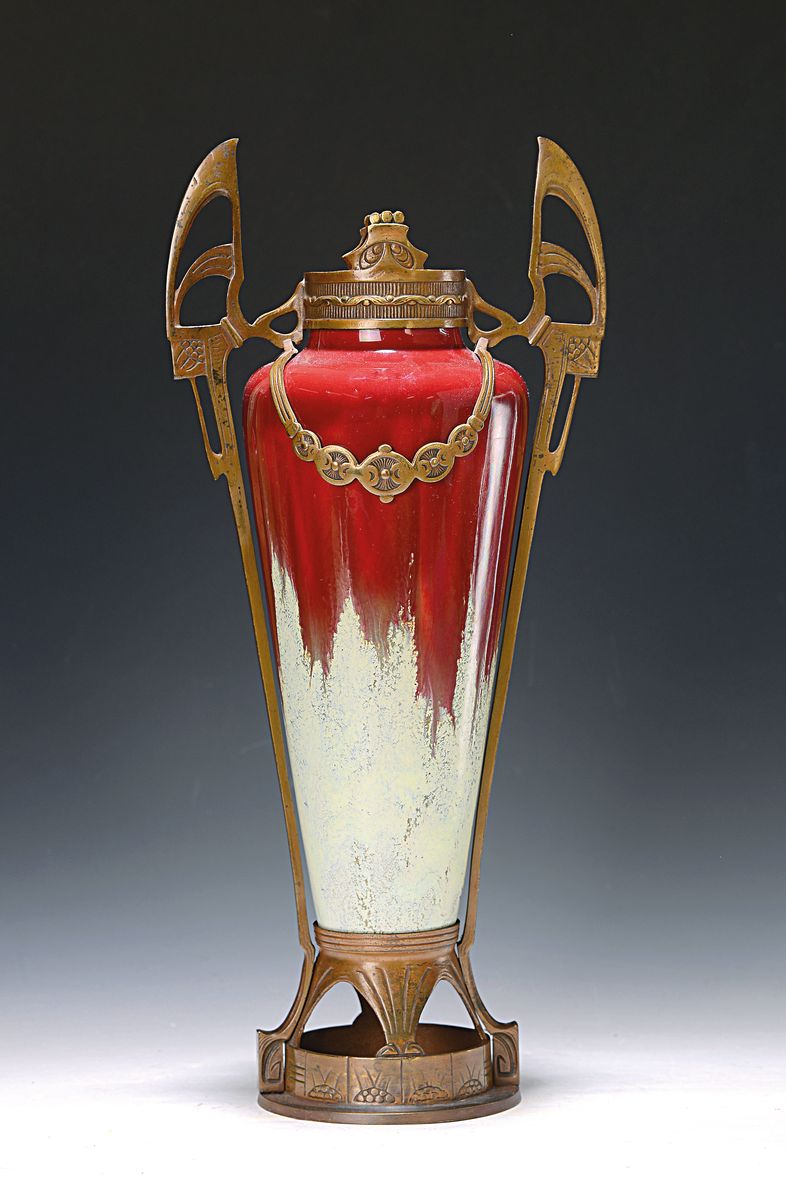 Vase, Otto Eckmann, um 1900, Keramikkorpus mit roter und weißer Glasur, orig. Kupfermontur, stil. Doppelhenkel, H. ca. 41.5 cm