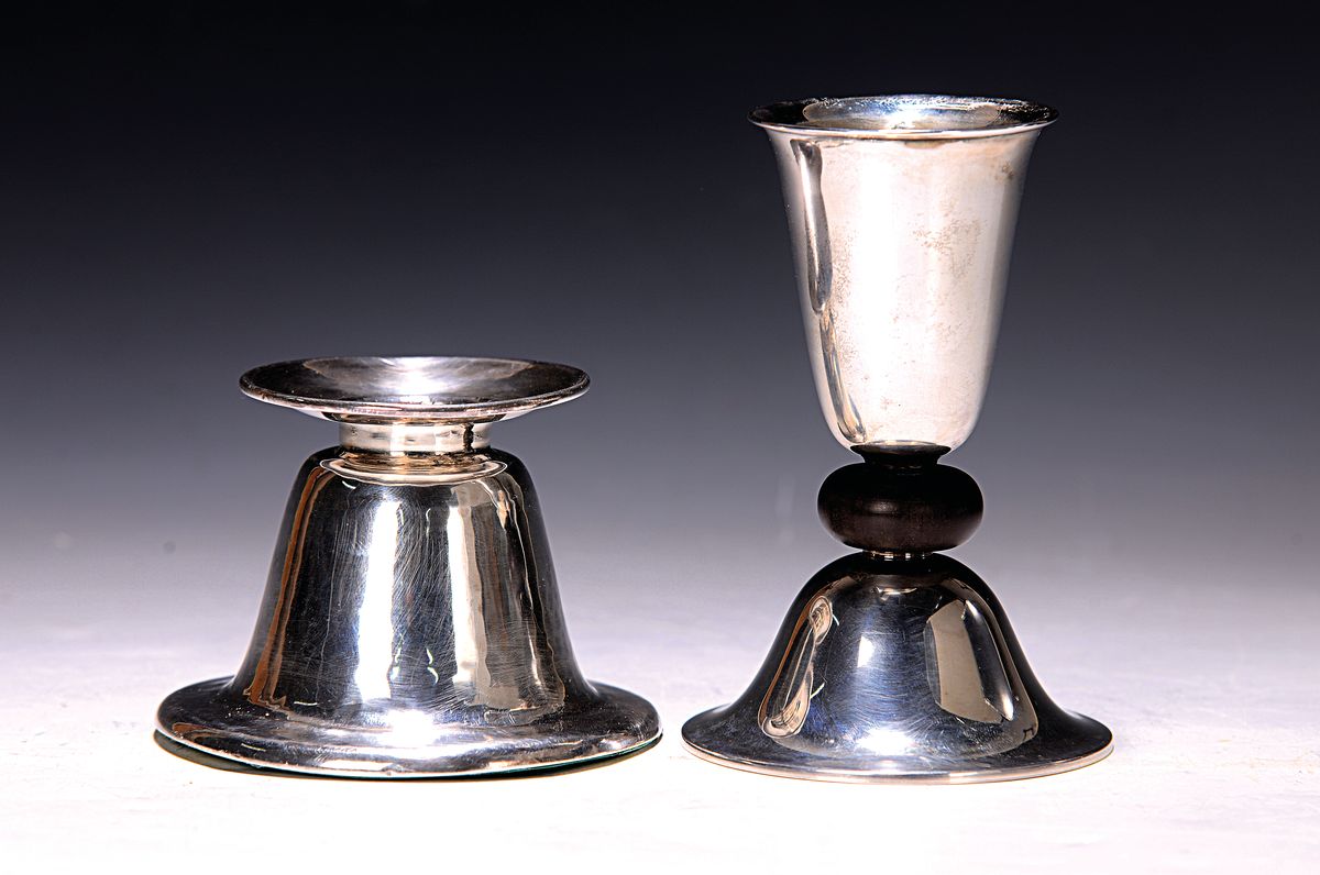 Zwei silberne Kerzenleuchter, 1x ohne Marke, gefüllt, H. ca. 6.5 cm und 20/30er Jahre, mit Holzkugel im Schaft, H. ca. 11 cm