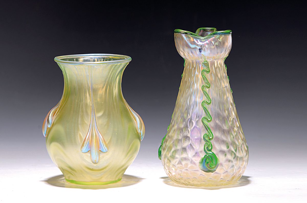 Paar Vasen, Jugendstil, Kralik, um 1900, farbloses Glas, lüstriert, a. Wabenmuster mit aufgelegten grünen Glasfäden, H. ca. 17.5 cm; b. in die ...