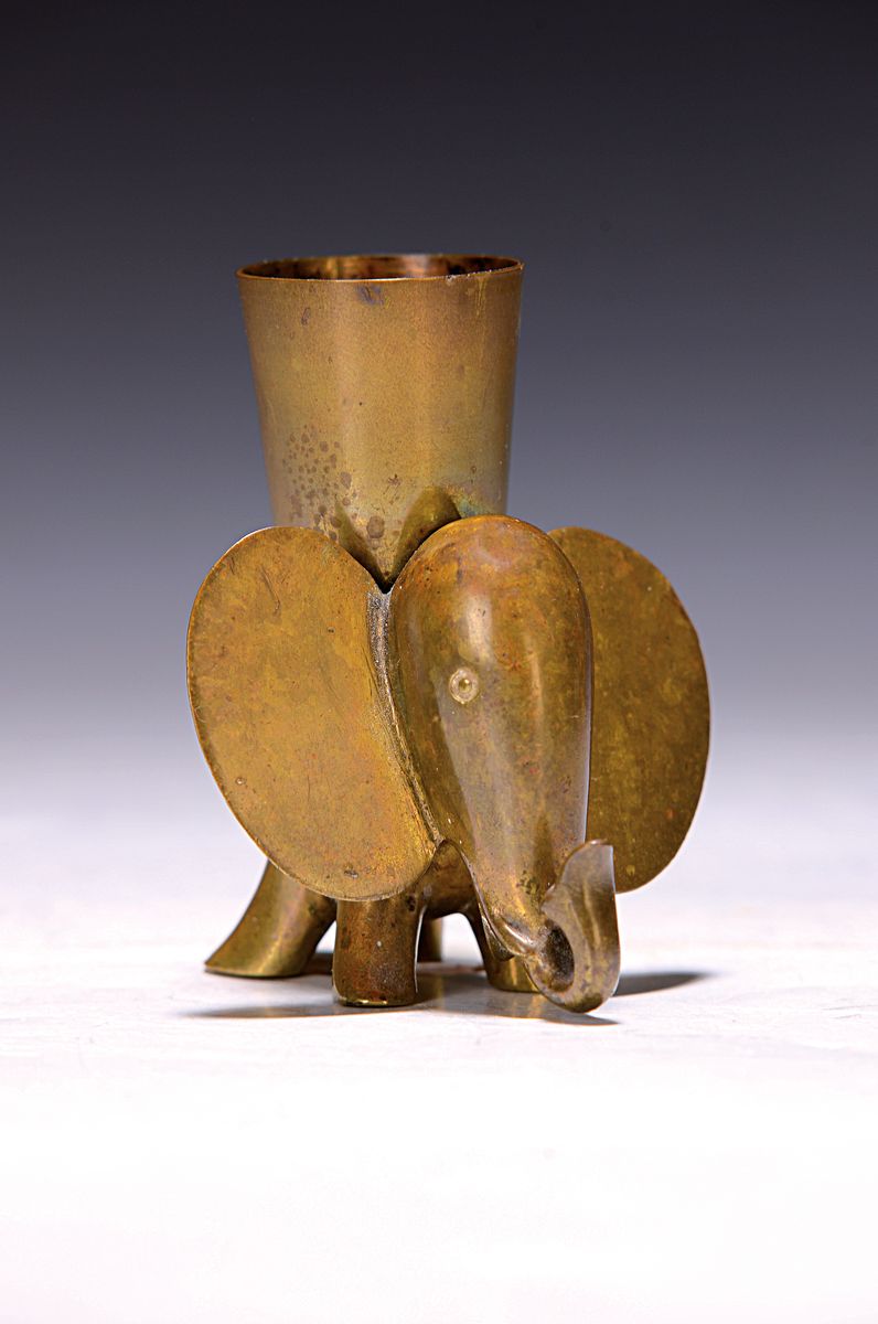 Skulptur/Zündholzbehälter, Hagenauer, Wien, Bronze, in Form eines Elefanten, rückseitige Reibefläche für die Zündhölzer, H.ca. 8 cm