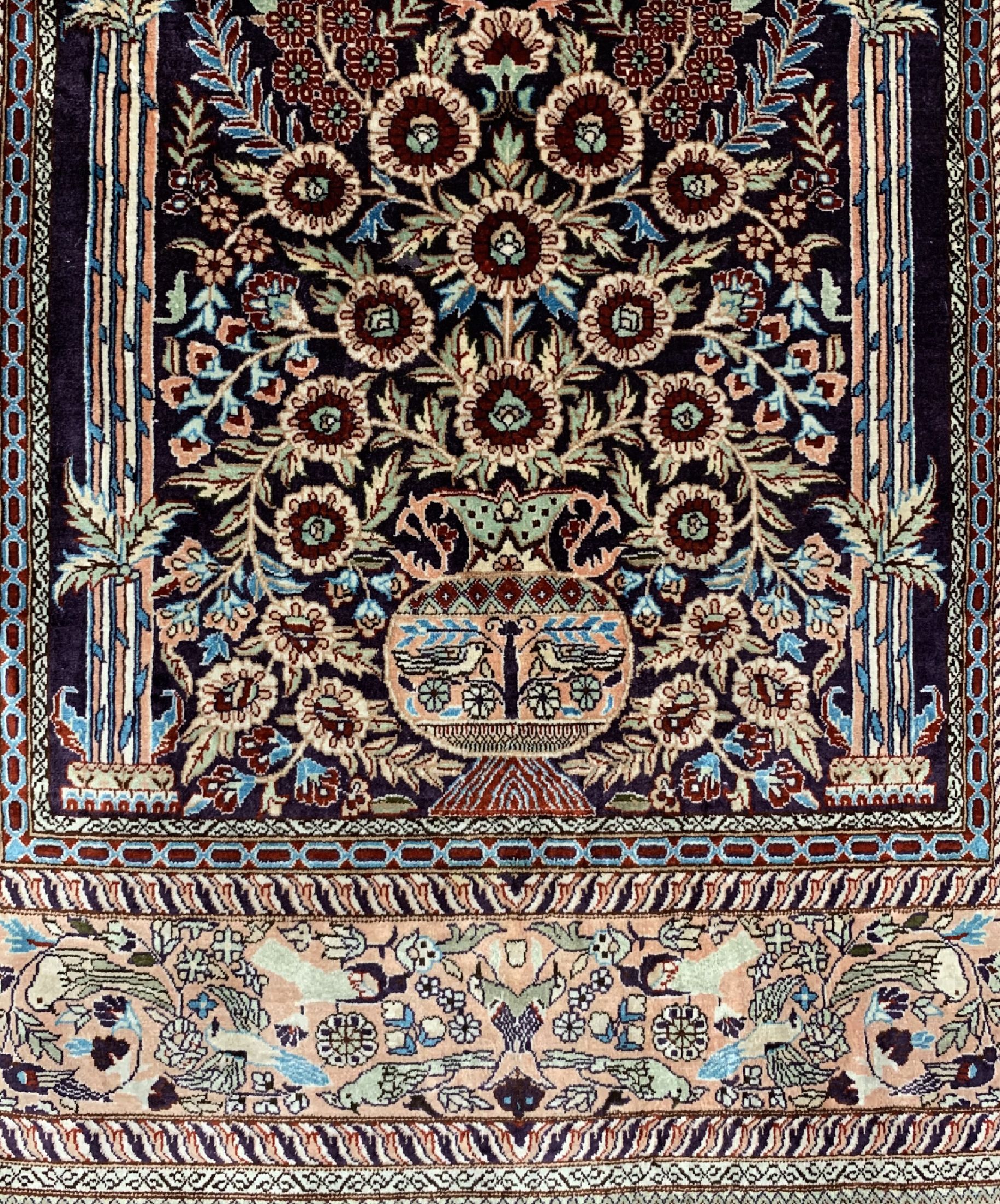 Detail b: Hereke Seide, China, ca. 50 Jahre, reine Naturseide, ca. 153 x 92 cm, ca. 1,0 Mio. Kn/qm, EHZ: 1-2