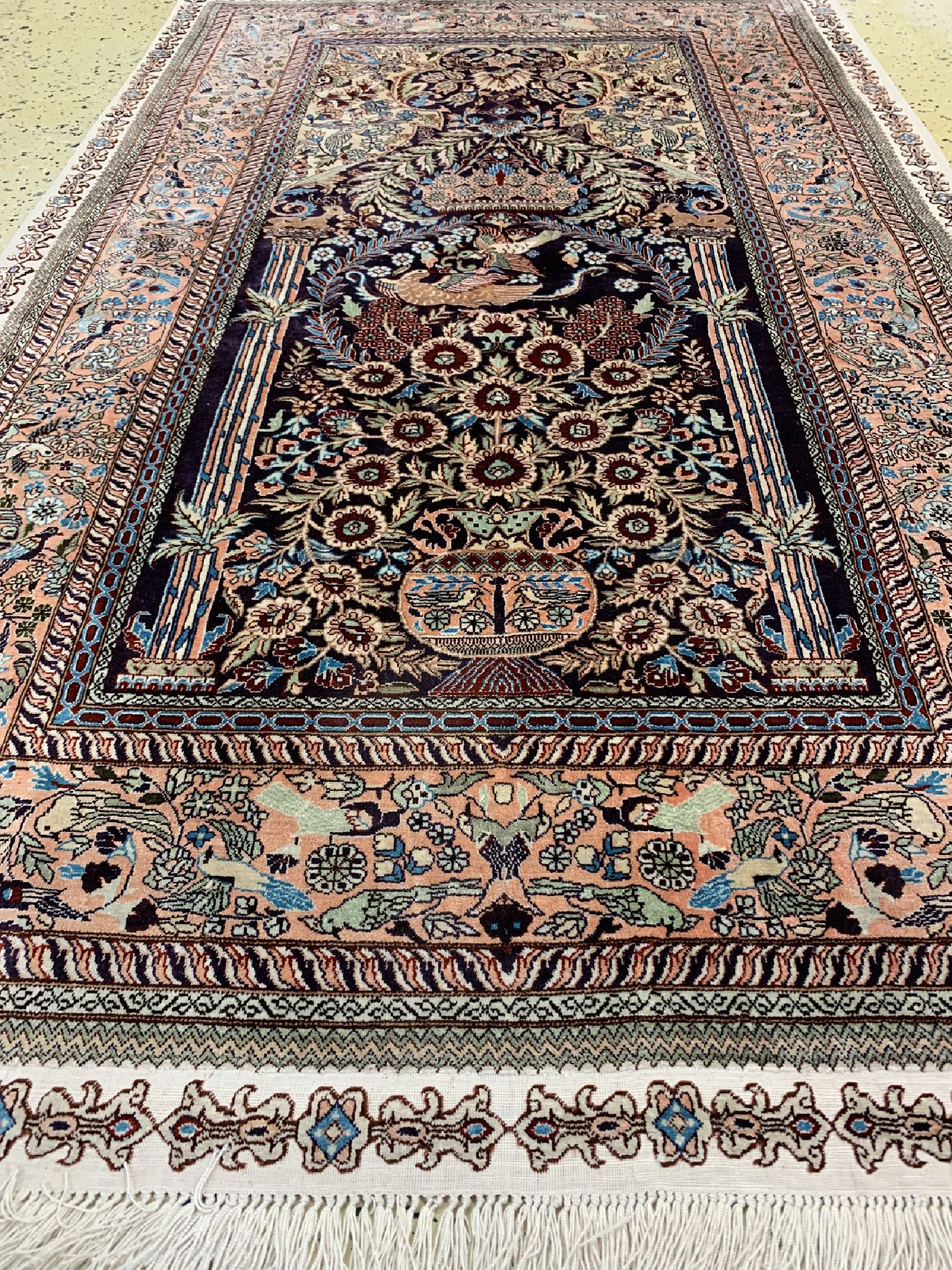 Detail d: Hereke Seide, China, ca. 50 Jahre, reine Naturseide, ca. 153 x 92 cm, ca. 1,0 Mio. Kn/qm, EHZ: 1-2
