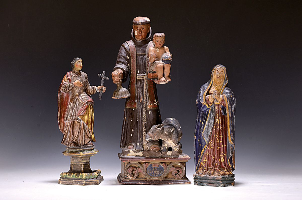Drei Heiligenfiguren, wohl, Südamerika, 18. Jh., Holz geschnitzt und bunt gefaßt, leichte Altersschäden, H. ca. 29-40 cm