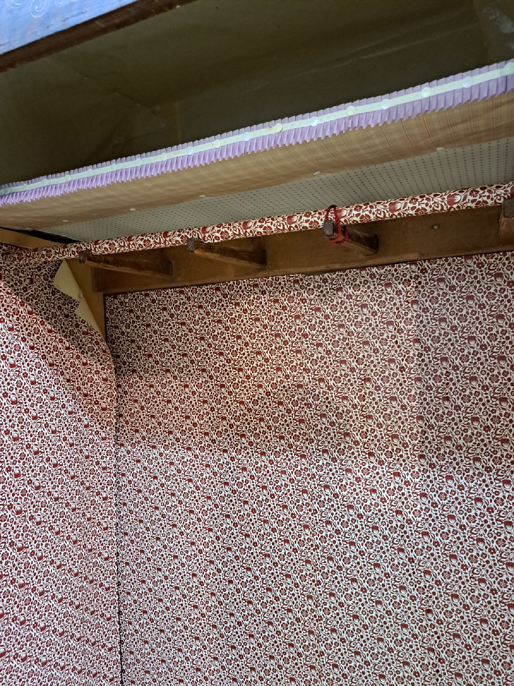 Detail e: Eintüriger Bauernschrank, Schweiz, datiert 1759, Weichholz polychrom gefaßt, Namenszug Christian Mölching mit Datum 1759, restauriert, ca. ...