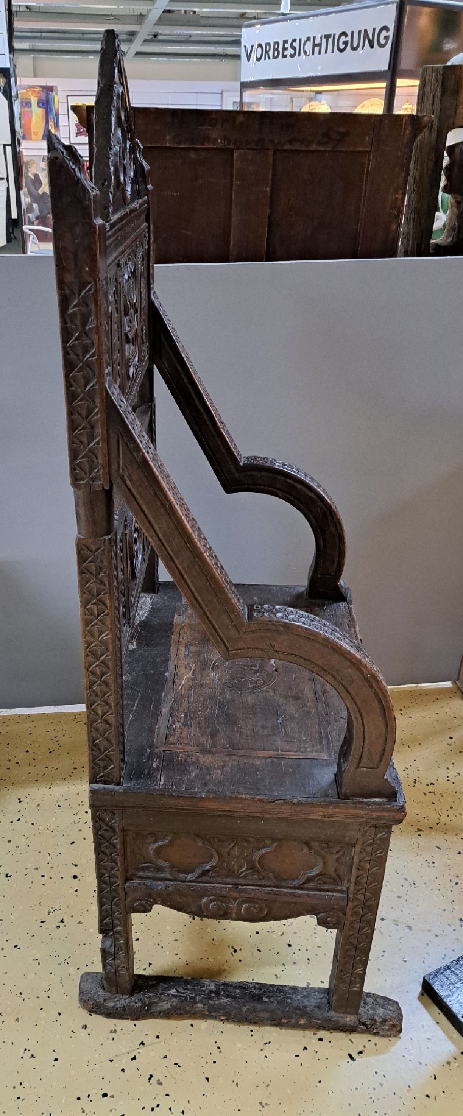 Detail b: Armlehnstuhl, Spanien, Renaissance, 16. Jh. und später, Walnuss, reich geschnitzt, in der Lehne Darstellung der Dreifaltigkeit, flankiert von ...