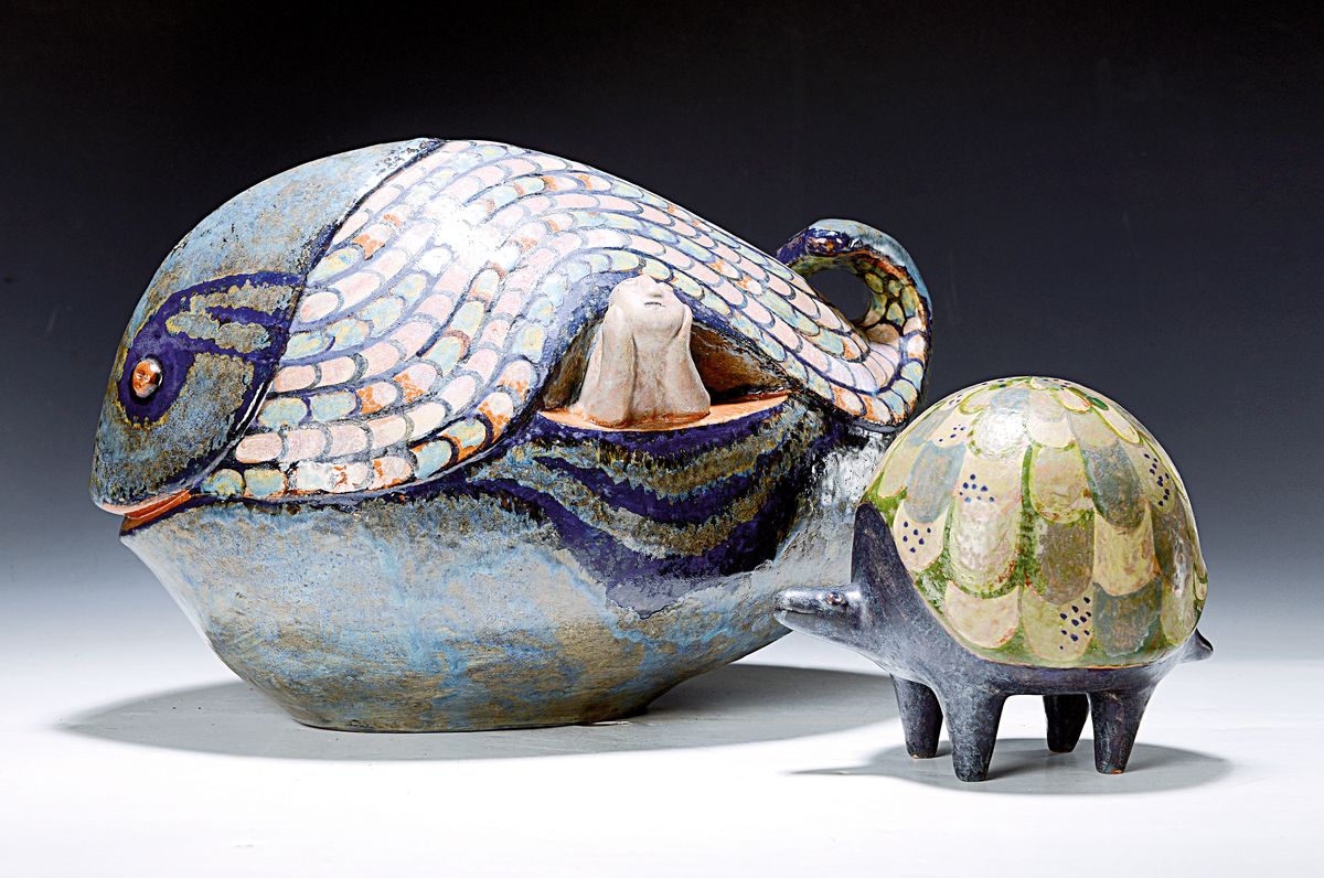 Eva Fritz-Lindner, zwei Kunstkeramiken, Wal mit kleiner Figur im Bauch, Majolika, polychrom bemalt und glasiert, am Boden bezeichnet, ...