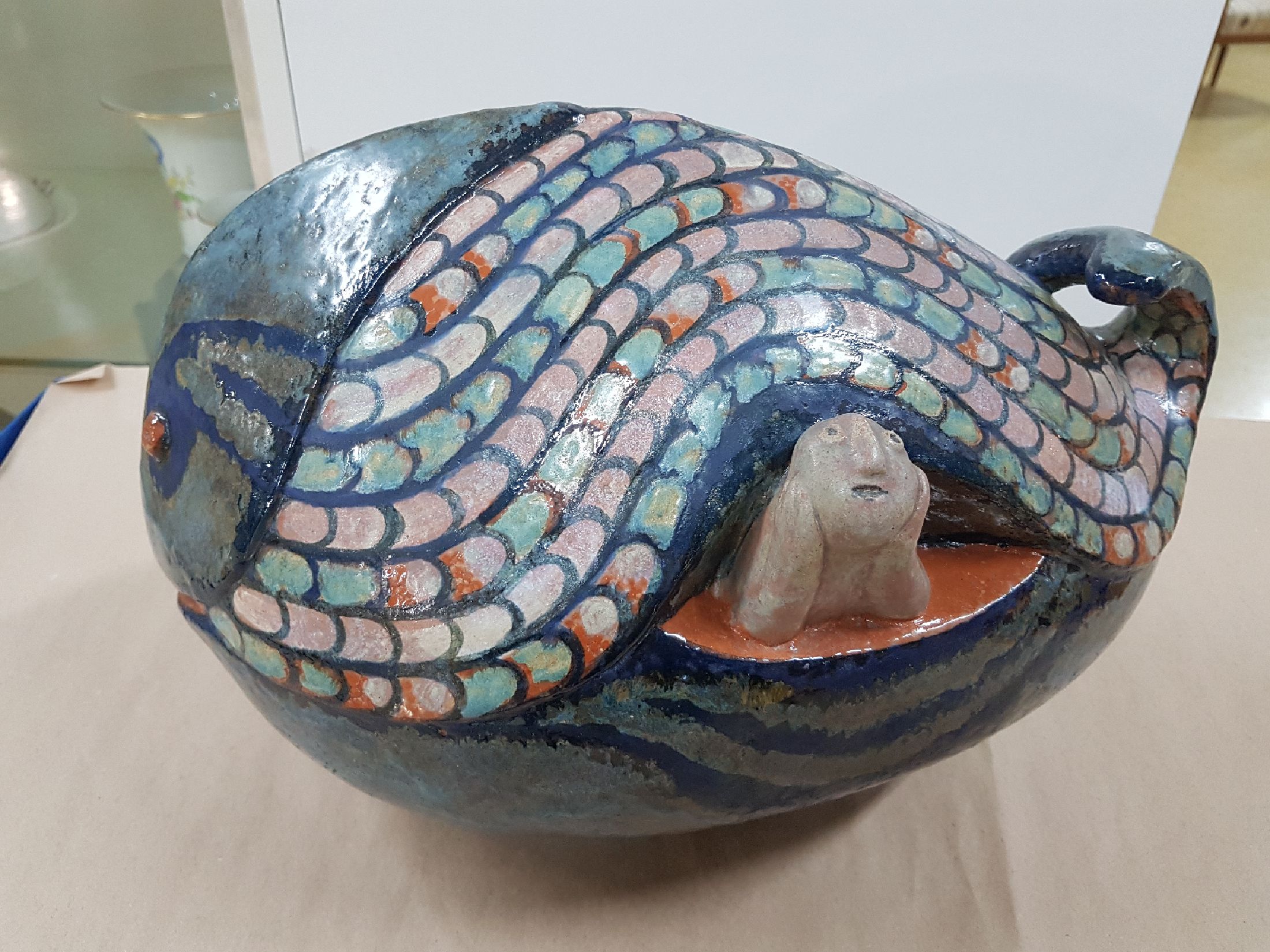 Detail a: Eva Fritz-Lindner, zwei Kunstkeramiken, Wal mit kleiner Figur im Bauch, Majolika, polychrom bemalt und glasiert, am Boden bezeichnet, ...