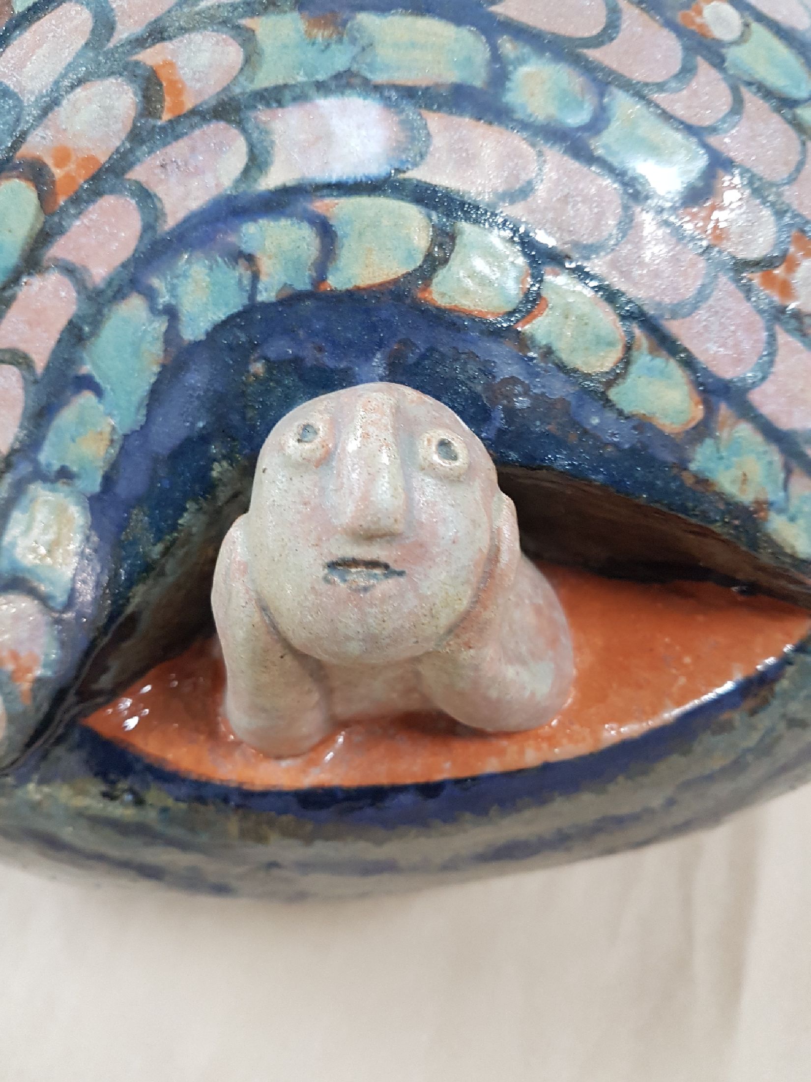 Detail b: Eva Fritz-Lindner, zwei Kunstkeramiken, Wal mit kleiner Figur im Bauch, Majolika, polychrom bemalt und glasiert, am Boden bezeichnet, ...