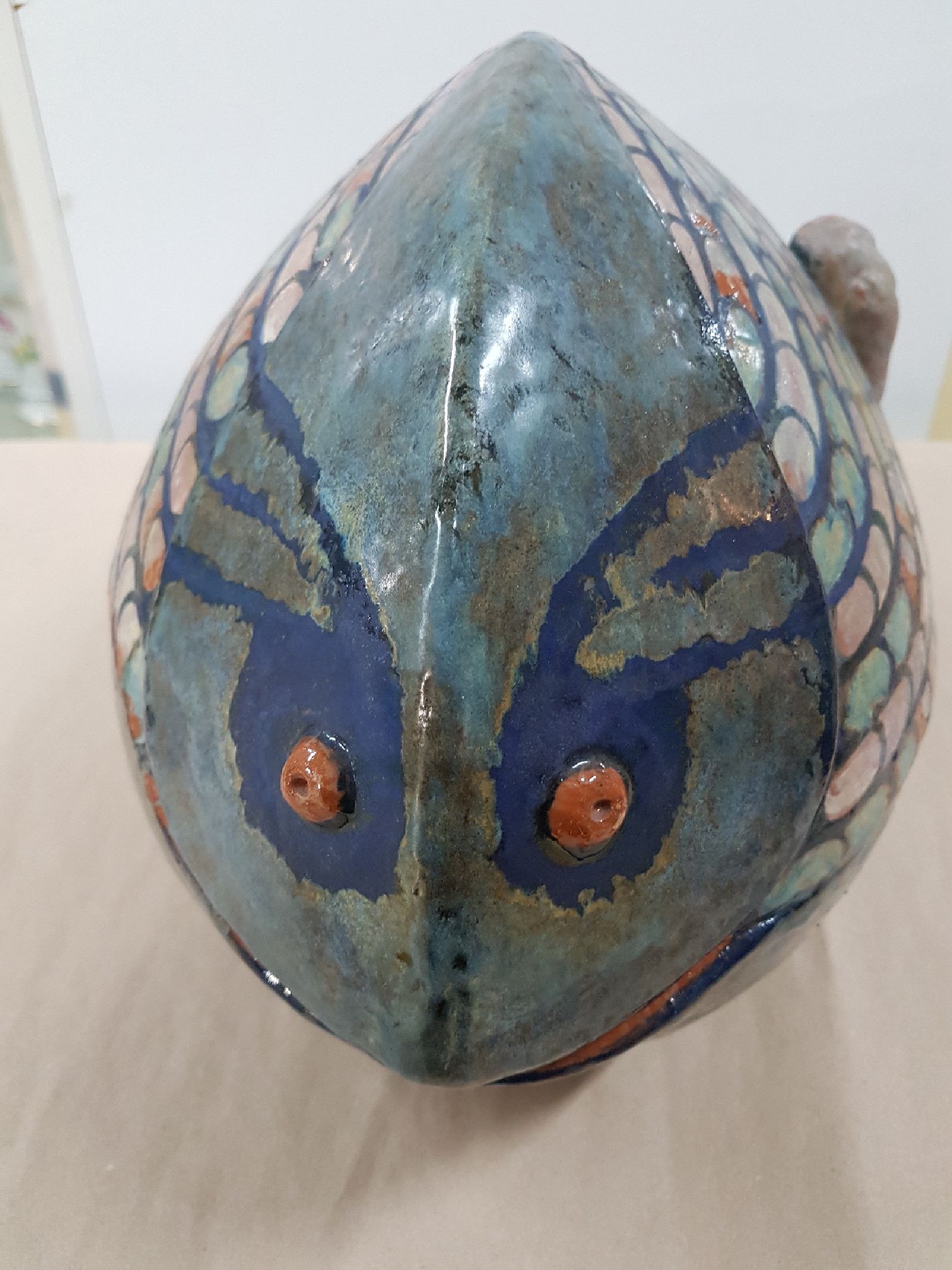 Detail c: Eva Fritz-Lindner, zwei Kunstkeramiken, Wal mit kleiner Figur im Bauch, Majolika, polychrom bemalt und glasiert, am Boden bezeichnet, ...