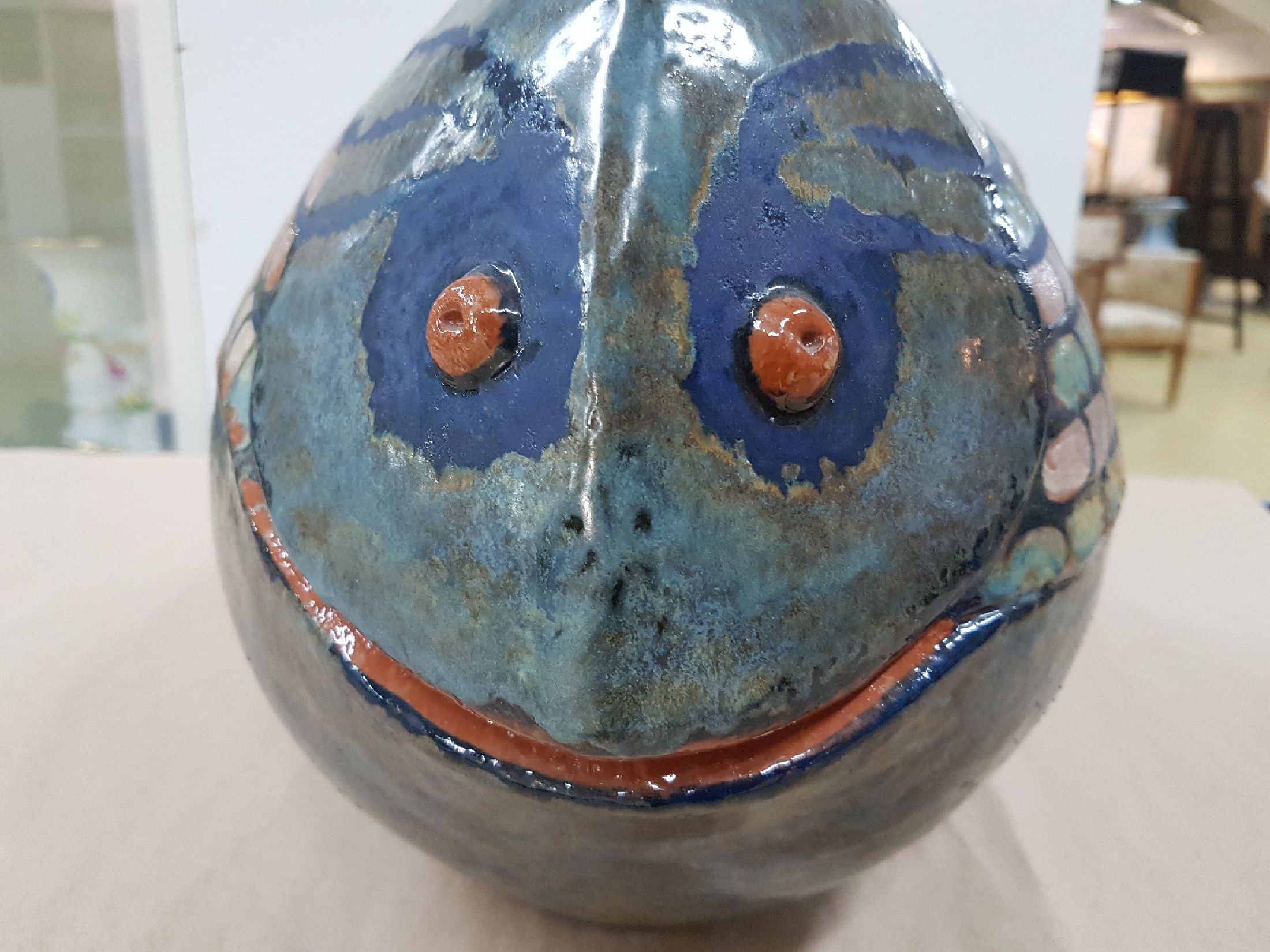 Detail d: Eva Fritz-Lindner, zwei Kunstkeramiken, Wal mit kleiner Figur im Bauch, Majolika, polychrom bemalt und glasiert, am Boden bezeichnet, ...