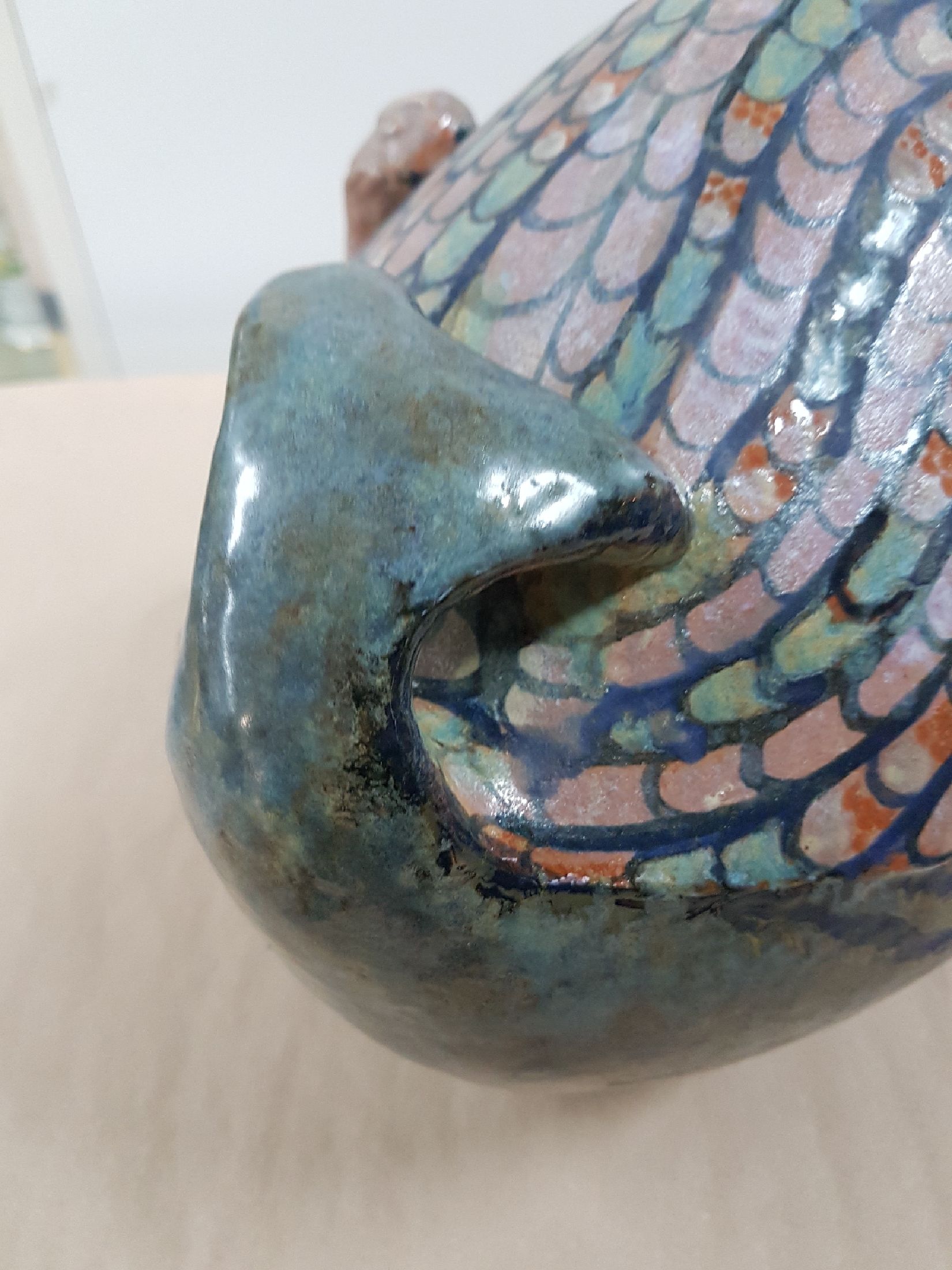 Detail f: Eva Fritz-Lindner, zwei Kunstkeramiken, Wal mit kleiner Figur im Bauch, Majolika, polychrom bemalt und glasiert, am Boden bezeichnet, ...