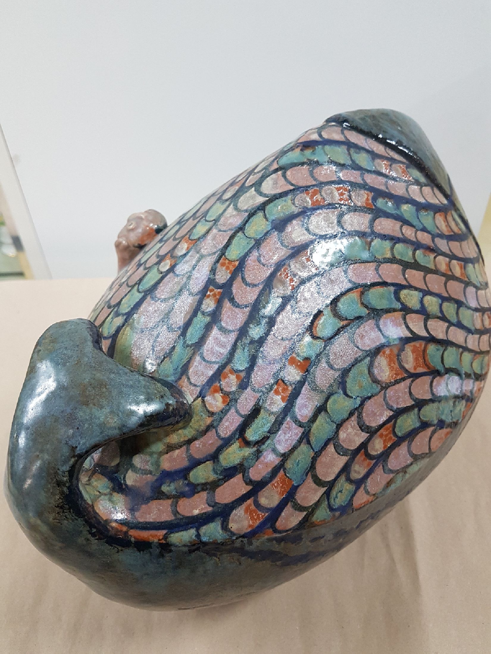 Detail g: Eva Fritz-Lindner, zwei Kunstkeramiken, Wal mit kleiner Figur im Bauch, Majolika, polychrom bemalt und glasiert, am Boden bezeichnet, ...