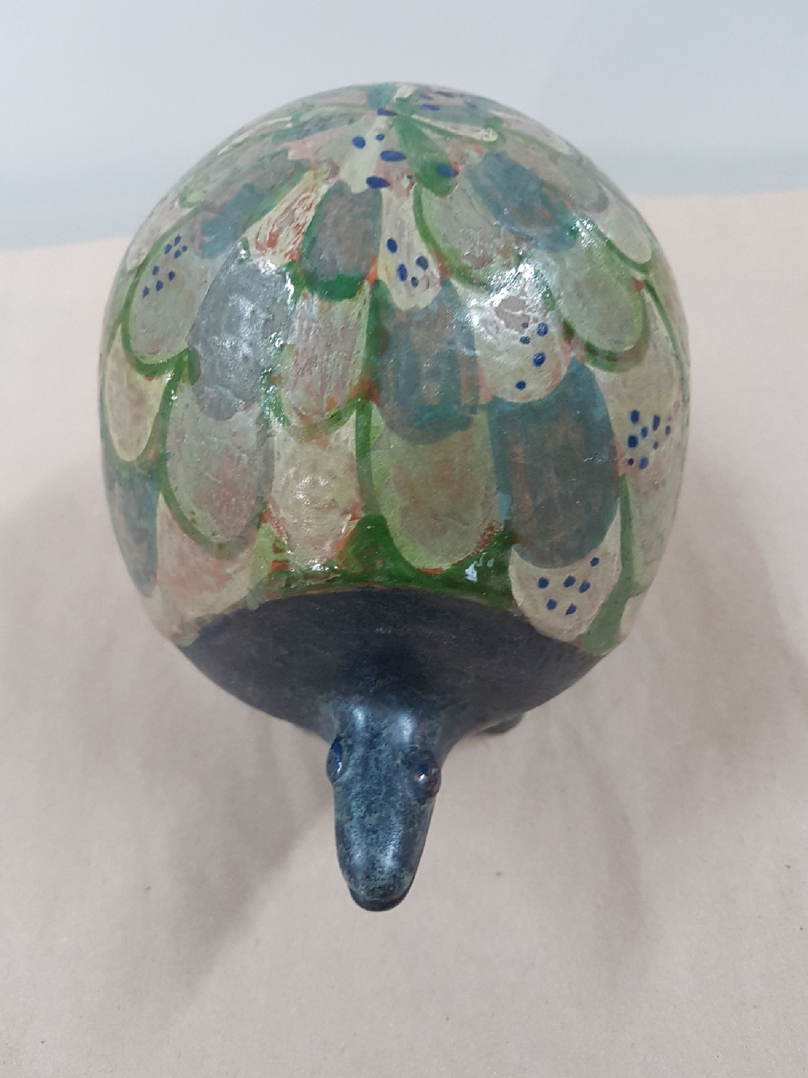 Detail j: Eva Fritz-Lindner, zwei Kunstkeramiken, Wal mit kleiner Figur im Bauch, Majolika, polychrom bemalt und glasiert, am Boden bezeichnet, ...