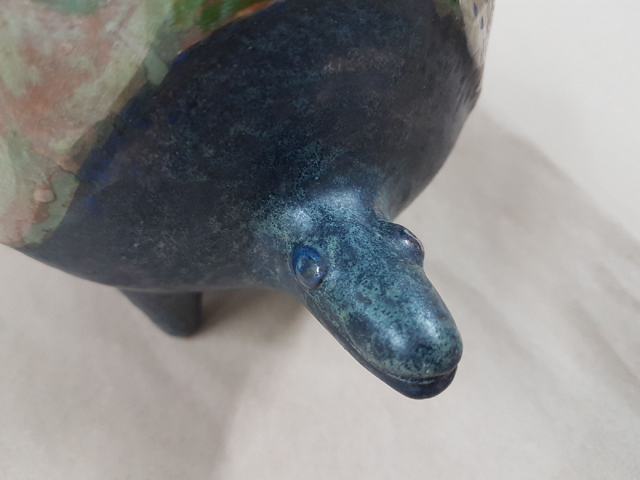 Detail k: Eva Fritz-Lindner, zwei Kunstkeramiken, Wal mit kleiner Figur im Bauch, Majolika, polychrom bemalt und glasiert, am Boden bezeichnet, ...