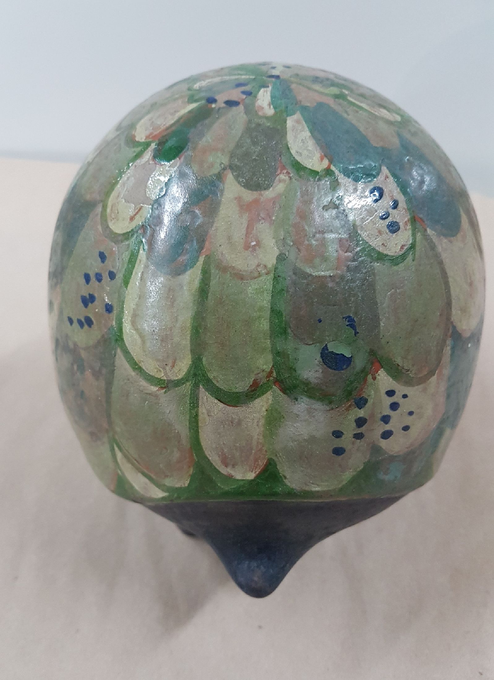 Detail m: Eva Fritz-Lindner, zwei Kunstkeramiken, Wal mit kleiner Figur im Bauch, Majolika, polychrom bemalt und glasiert, am Boden bezeichnet, ...