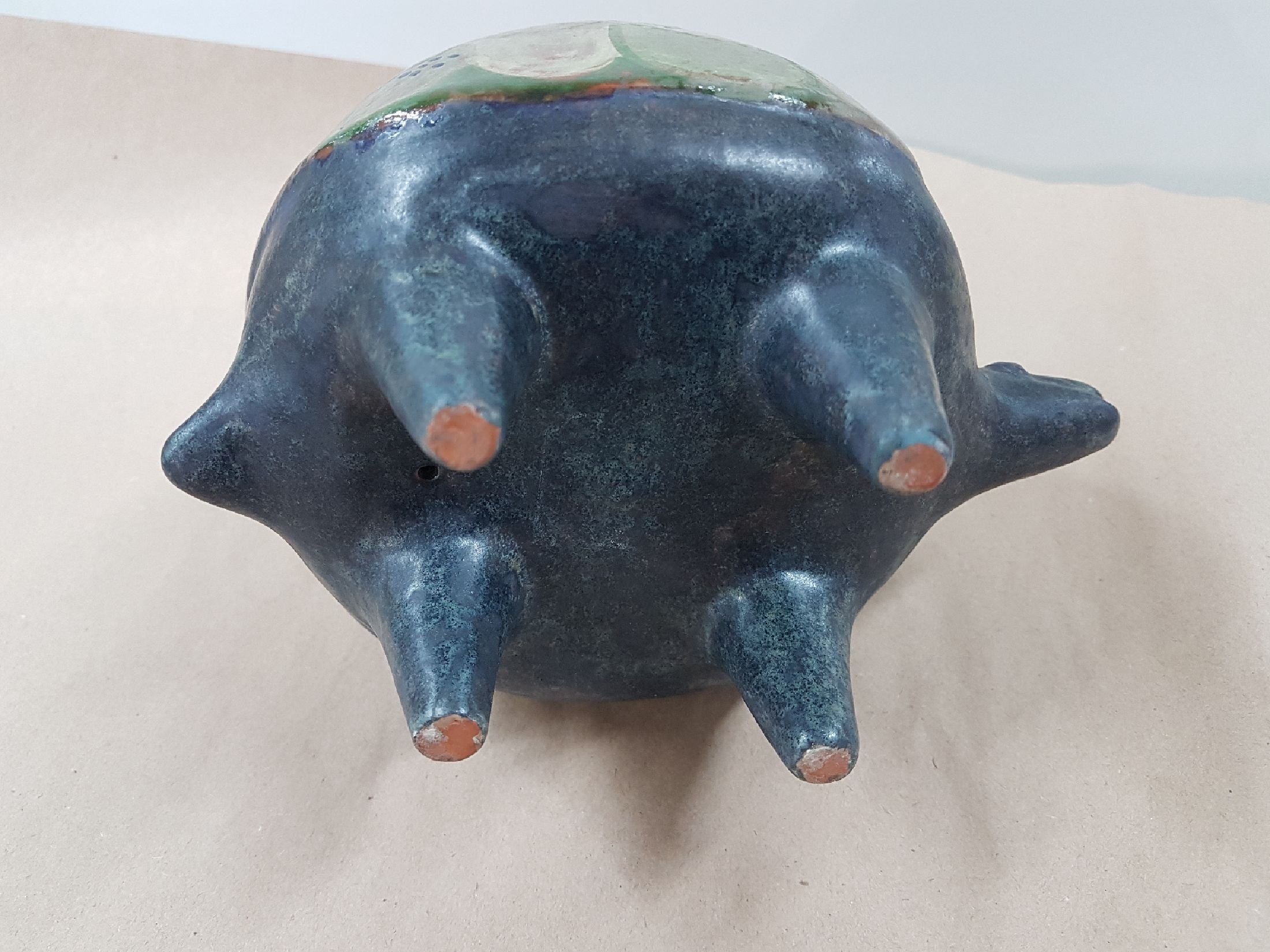 Detail n: Eva Fritz-Lindner, zwei Kunstkeramiken, Wal mit kleiner Figur im Bauch, Majolika, polychrom bemalt und glasiert, am Boden bezeichnet, ...