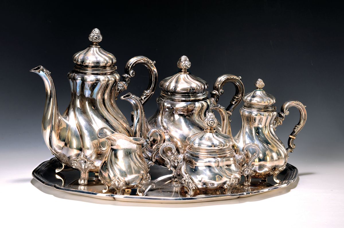 Kaffee-, Tee- und Mokkakanne, Zuckerdose, Milchkännchen und Tablett, deutsch, 830er Silber, Barockstil, gebaucht und in sich gedreht, H. Kaffeekanne ...
