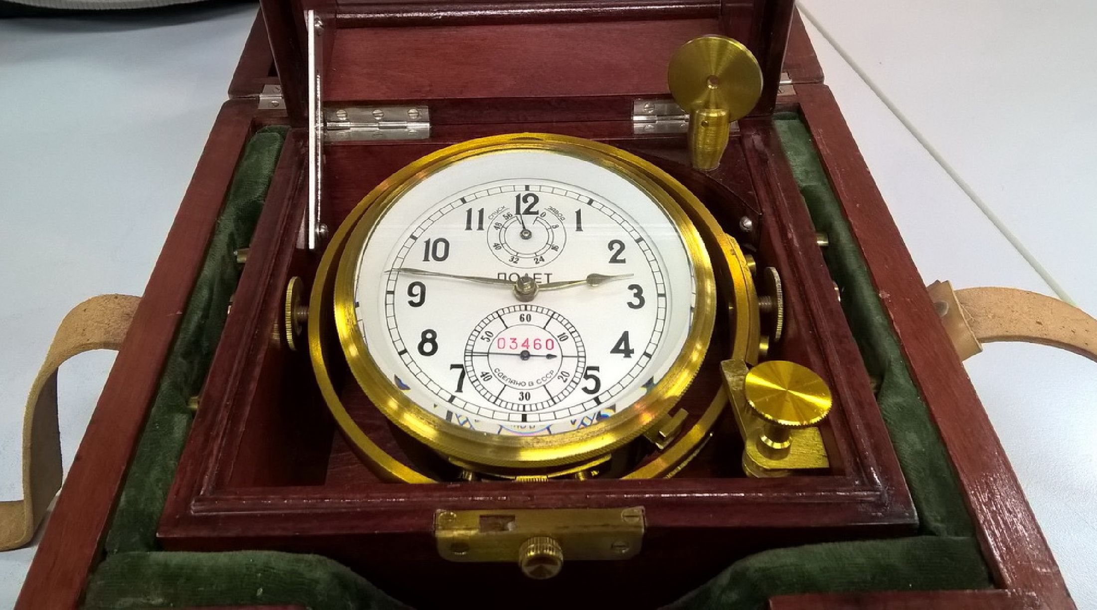 Detail a: Marine-Chronometer, Poljot, Russland um 1977 , dreiteiliges Holzgehäuse mit Messingbeschlägen und seitliche Klappgriffe, Übergehäuse mit ...