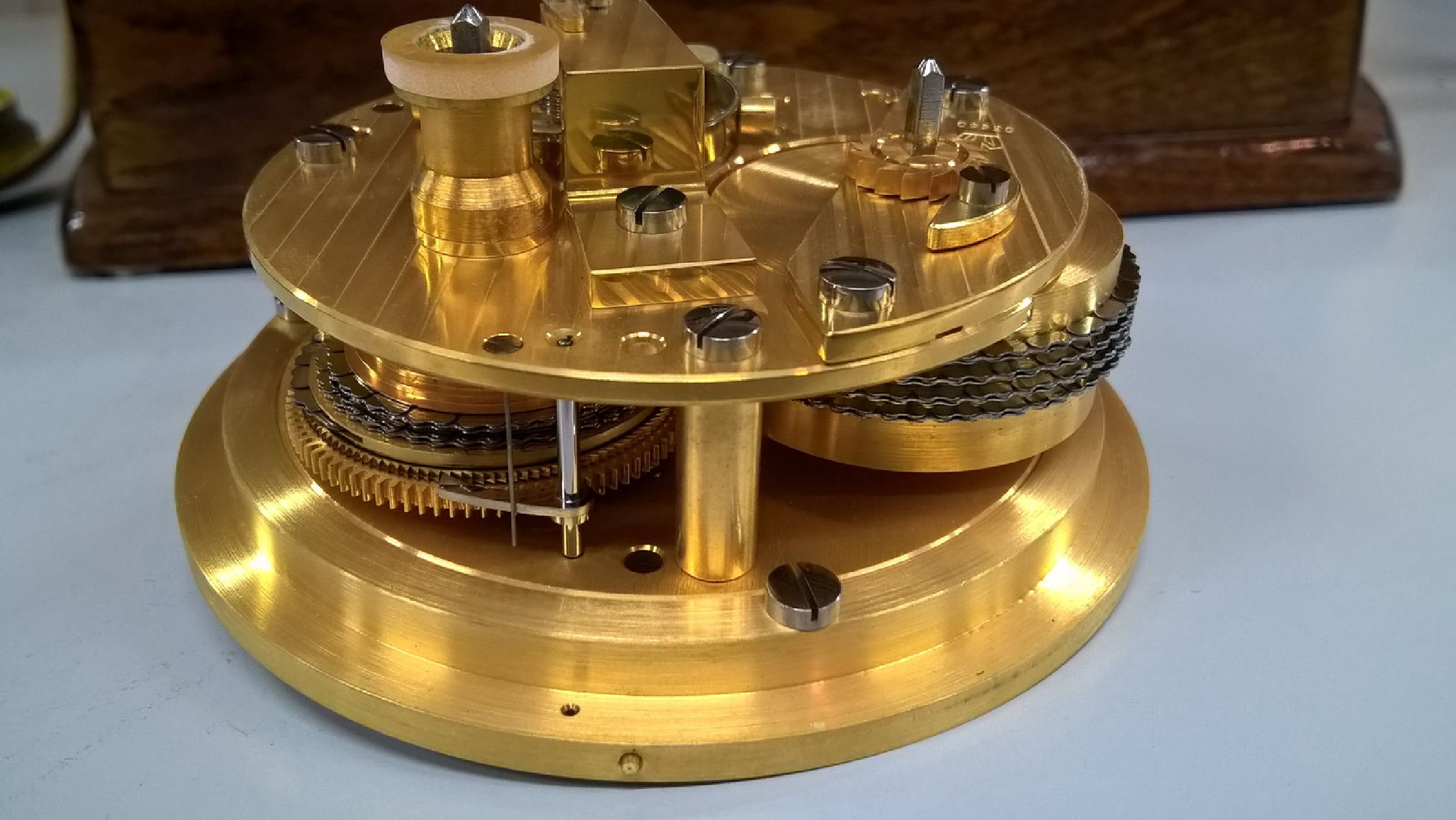 Detail d: Marine-Chronometer, Poljot, Russland um 1977 , dreiteiliges Holzgehäuse mit Messingbeschlägen und seitliche Klappgriffe, Übergehäuse mit ...