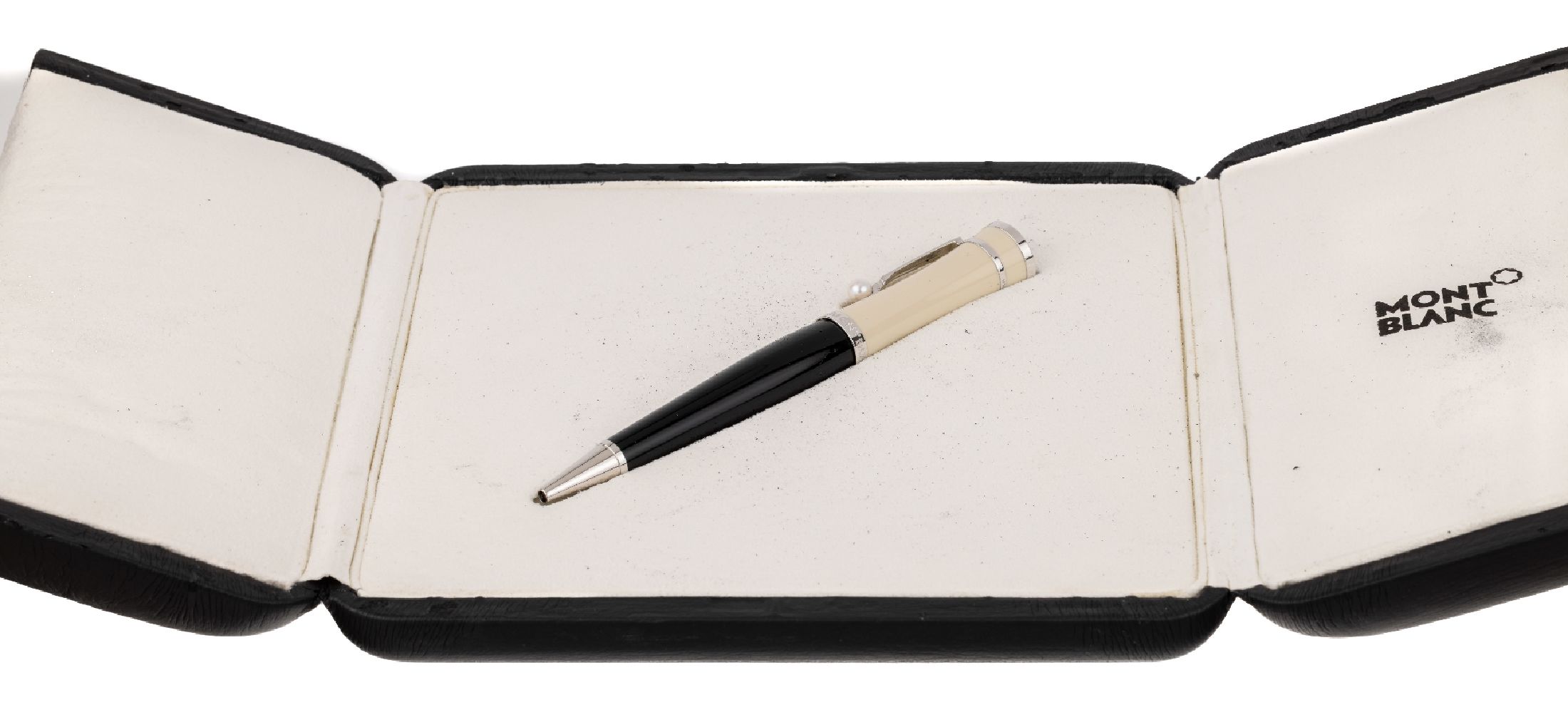 Detail a: MONTBLANC Kugelschreiber Greta Garbo, limitierte Edition, Korpus aus schwarzem und cremef. Kunstharz, Clip mit weißer Akoyazuchtperle, Zierring mit ...