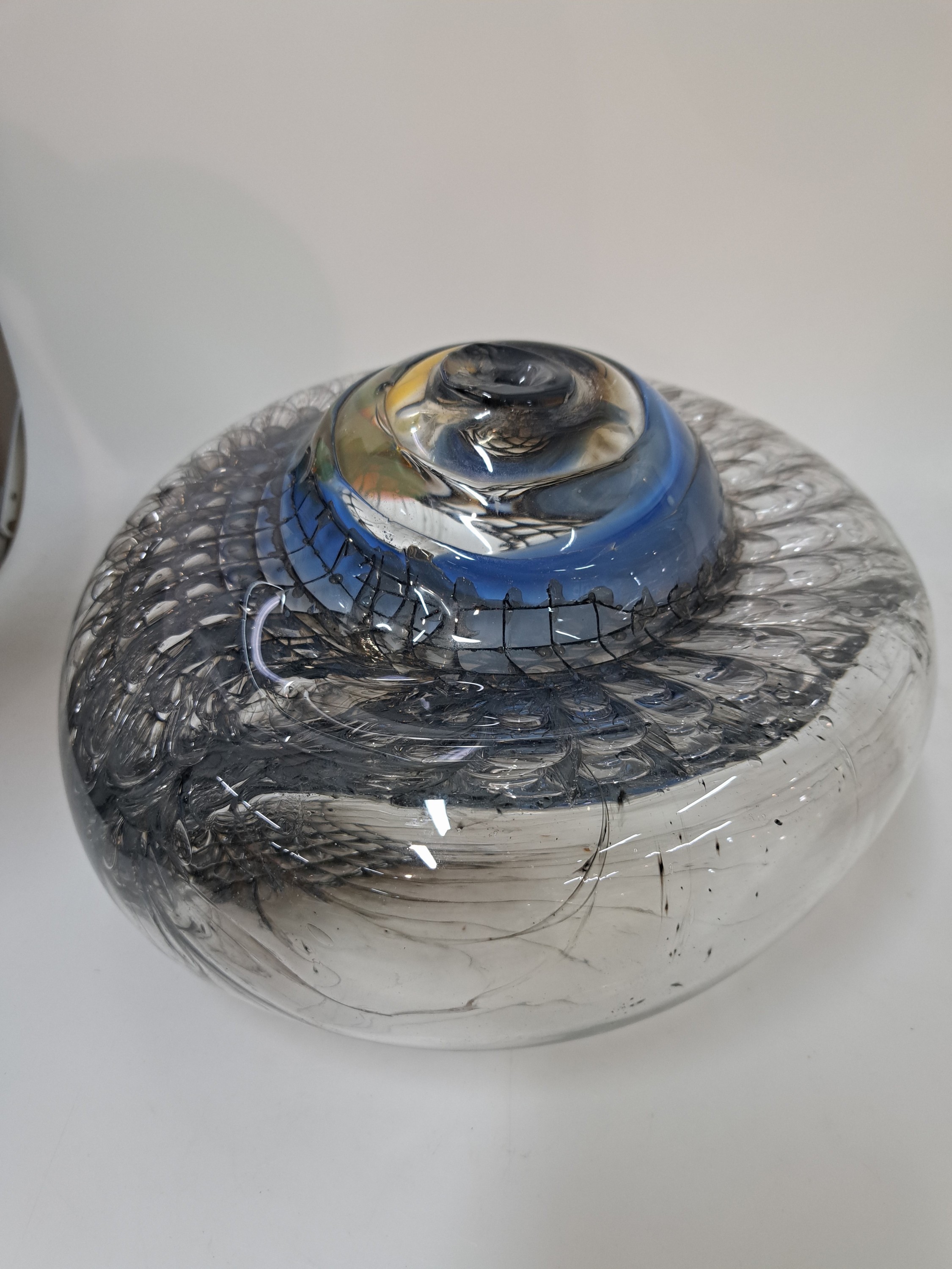 Detail a: Glasobjekt von Jörg F. Zimmermann, geb.1940 Uhlingen bei Göttingen,lebt und arbeitet in Stuttgart, seit 1976 Dozent für Glasgestaltung an der ...