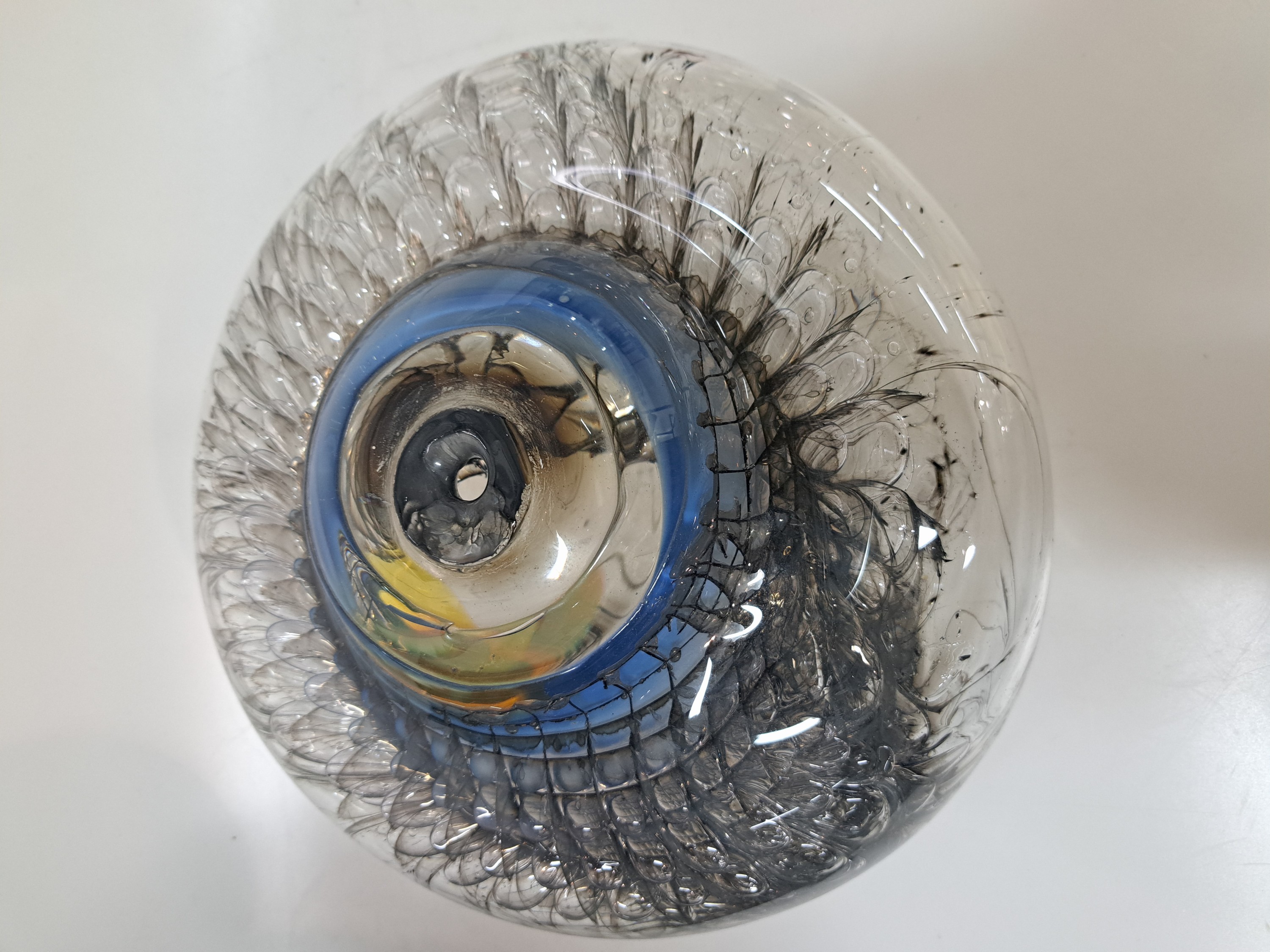 Detail b: Glasobjekt von Jörg F. Zimmermann, geb.1940 Uhlingen bei Göttingen,lebt und arbeitet in Stuttgart, seit 1976 Dozent für Glasgestaltung an der ...