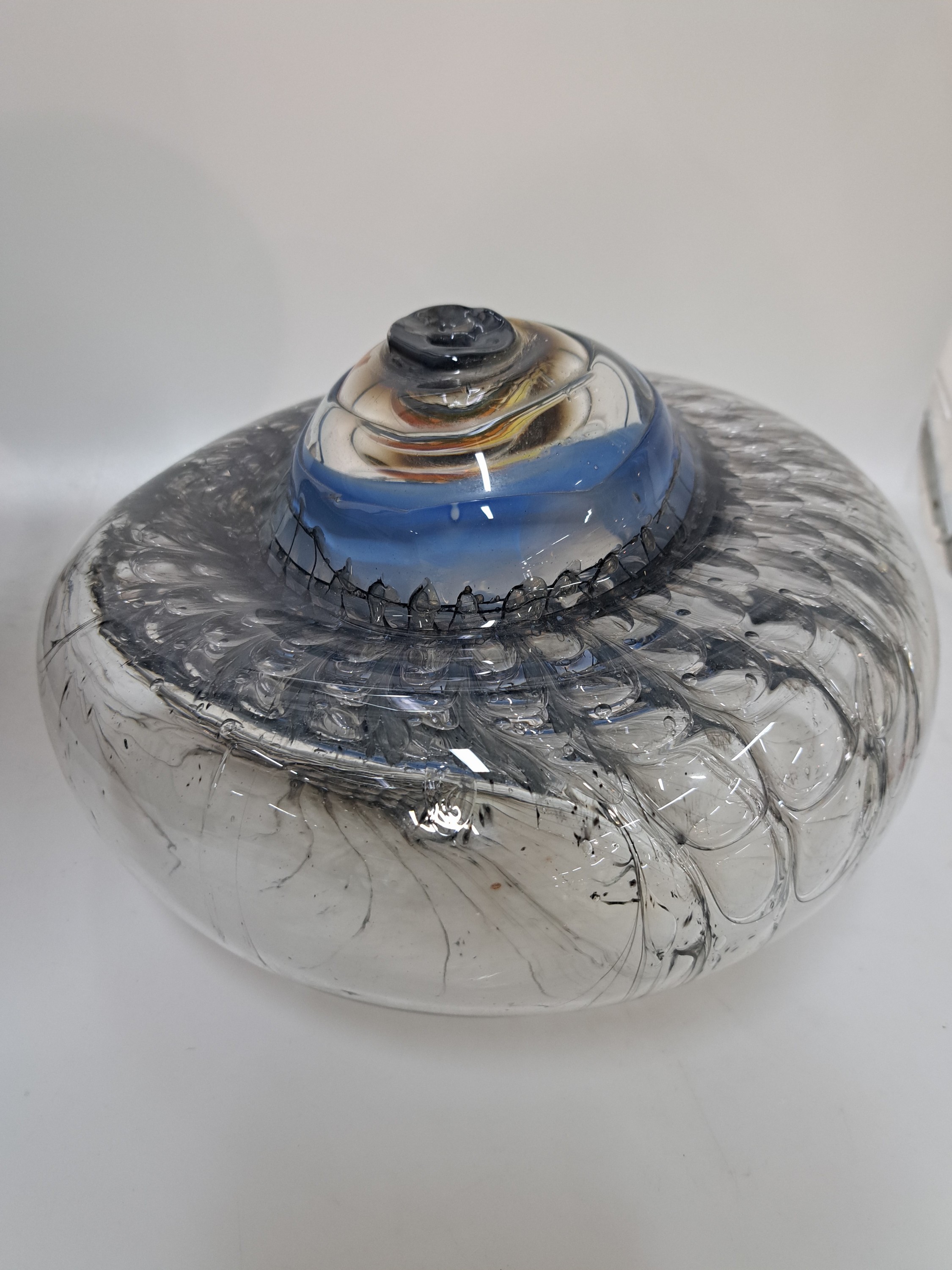 Detail c: Glasobjekt von Jörg F. Zimmermann, geb.1940 Uhlingen bei Göttingen,lebt und arbeitet in Stuttgart, seit 1976 Dozent für Glasgestaltung an der ...