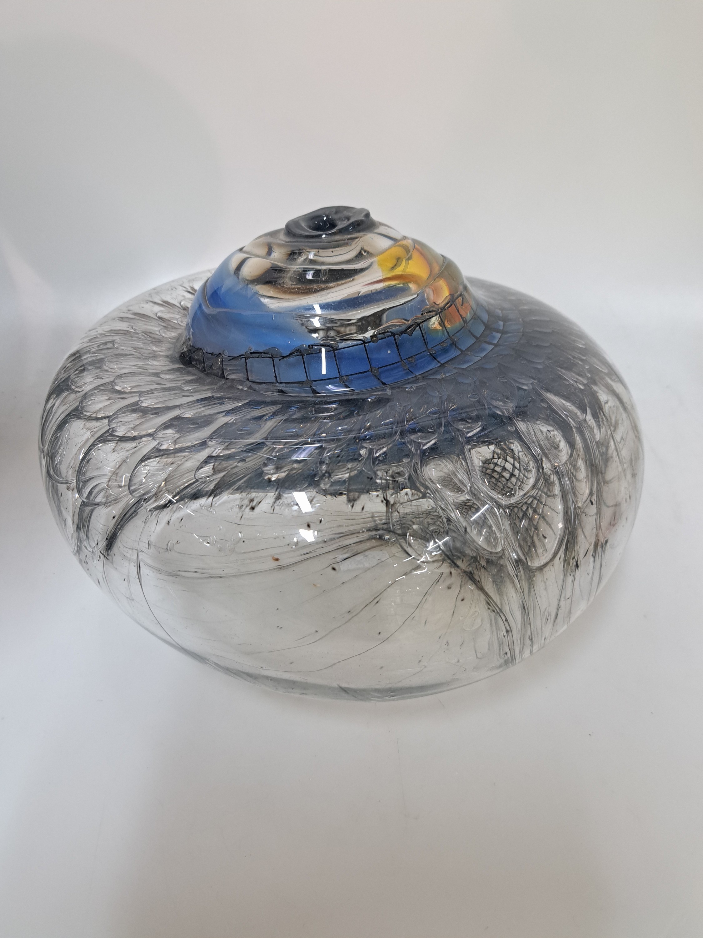 Detail d: Glasobjekt von Jörg F. Zimmermann, geb.1940 Uhlingen bei Göttingen,lebt und arbeitet in Stuttgart, seit 1976 Dozent für Glasgestaltung an der ...