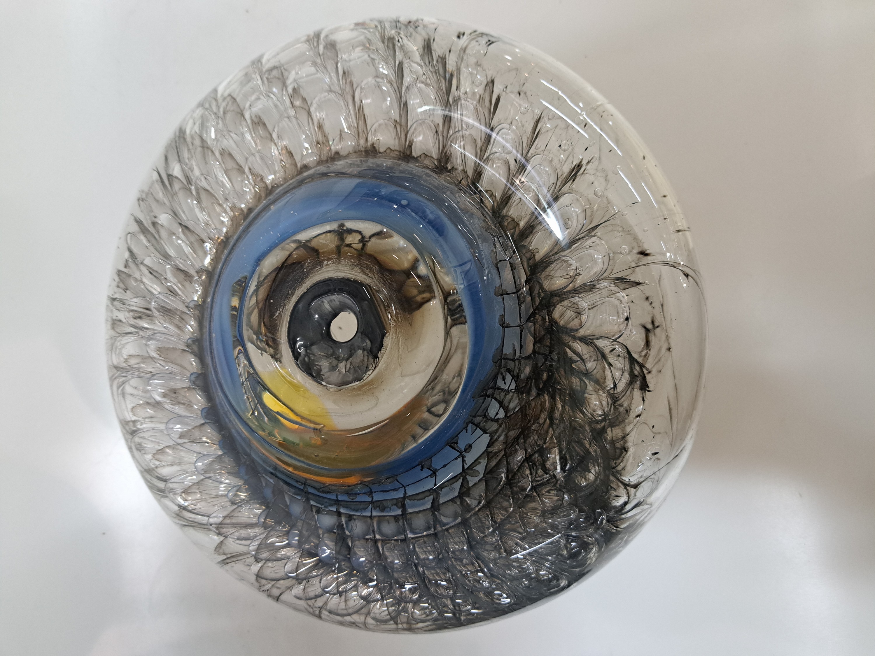 Detail e: Glasobjekt von Jörg F. Zimmermann, geb.1940 Uhlingen bei Göttingen,lebt und arbeitet in Stuttgart, seit 1976 Dozent für Glasgestaltung an der ...