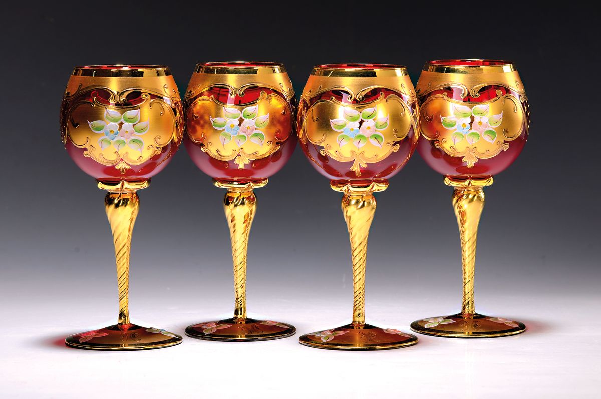 12 Weingläser, Murano Italien, 1970er Jahre, rubinrotes Glas, reich vergoldet und mit bunter floraler Emailmalerei, H. je ca. 19.5cm