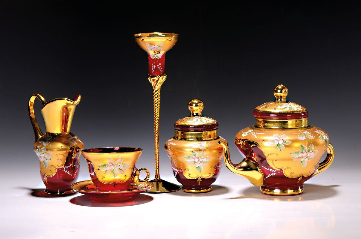 Teeservice für 6 Personen, Murano Italien, 1970er Jahre, rubinrotes Glas, reich vergoldet und mit bunter floraler Emailmalerei, Teekanne, ...