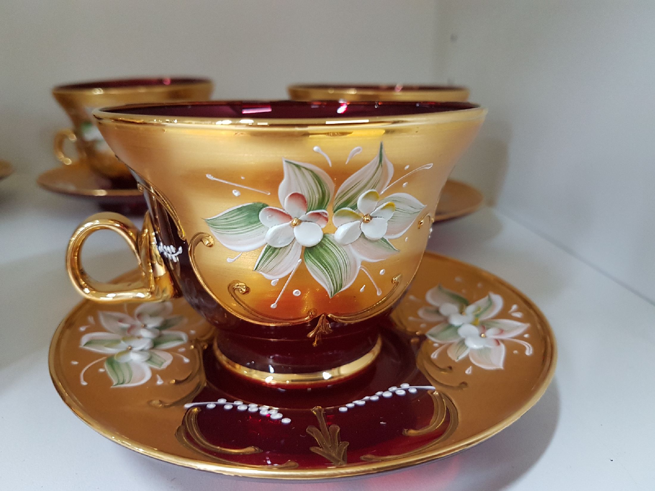 Detail a: Teeservice für 6 Personen, Murano Italien, 1970er Jahre, rubinrotes Glas, reich vergoldet und mit bunter floraler Emailmalerei, Teekanne, ...