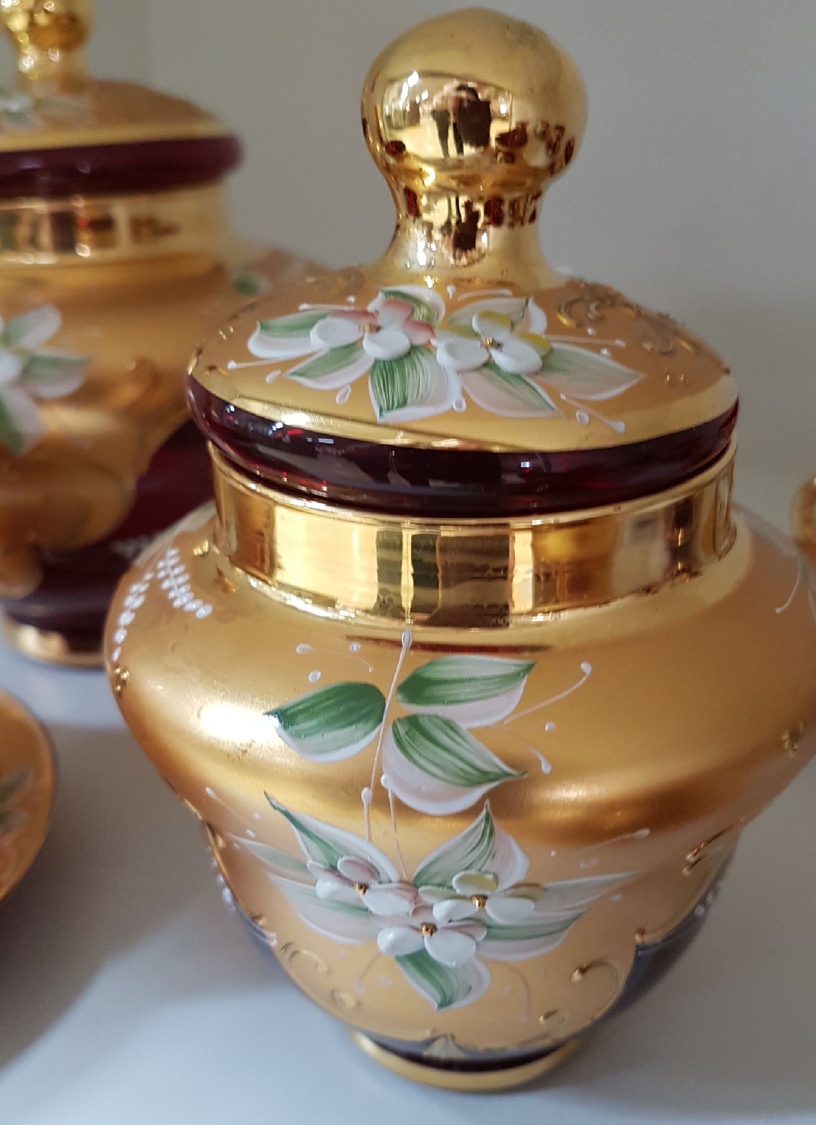 Detail b: Teeservice für 6 Personen, Murano Italien, 1970er Jahre, rubinrotes Glas, reich vergoldet und mit bunter floraler Emailmalerei, Teekanne, ...