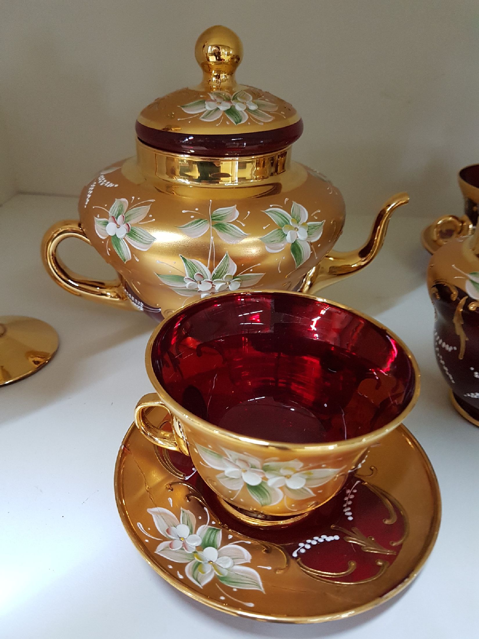 Detail d: Teeservice für 6 Personen, Murano Italien, 1970er Jahre, rubinrotes Glas, reich vergoldet und mit bunter floraler Emailmalerei, Teekanne, ...