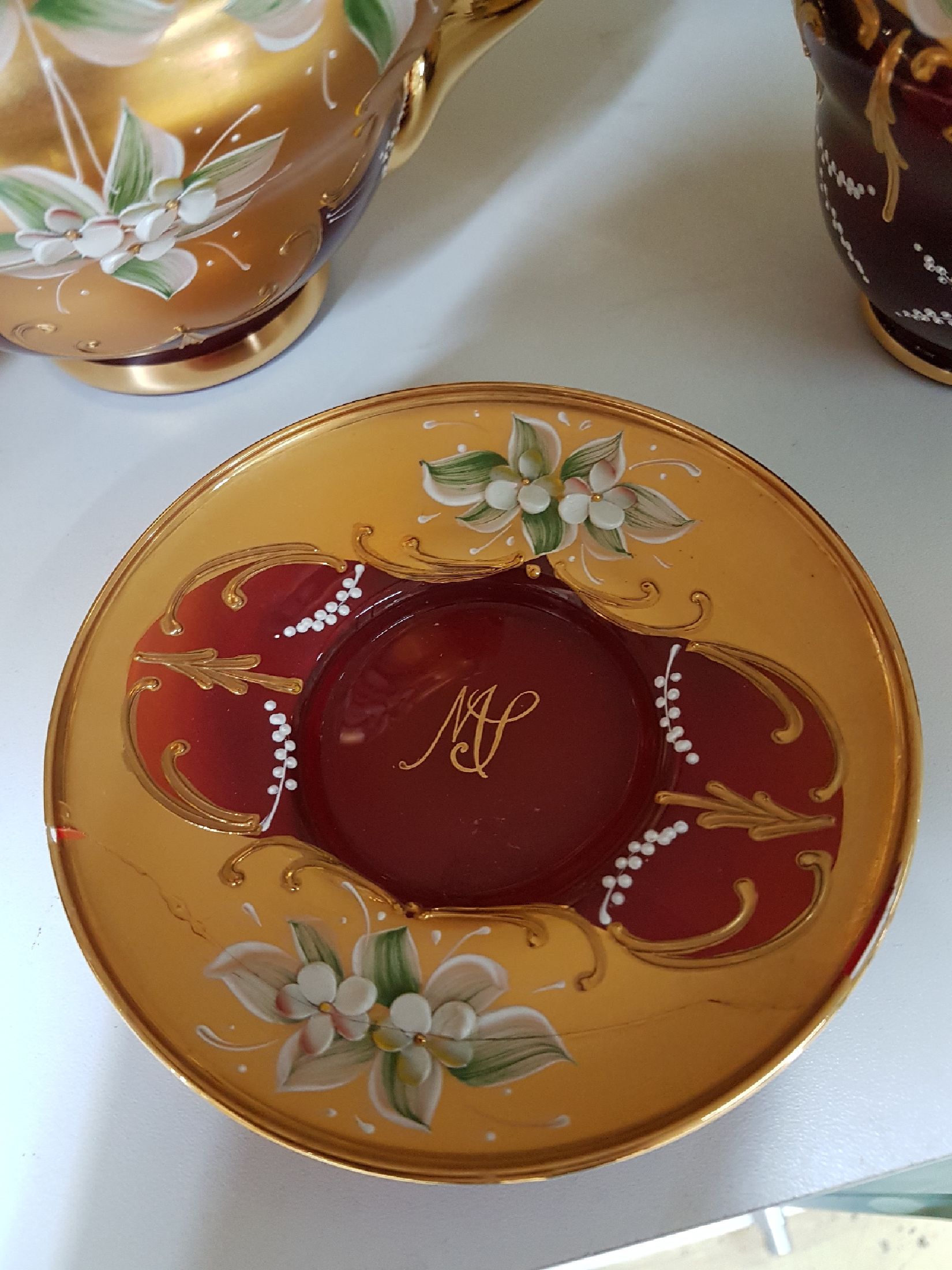 Detail e: Teeservice für 6 Personen, Murano Italien, 1970er Jahre, rubinrotes Glas, reich vergoldet und mit bunter floraler Emailmalerei, Teekanne, ...
