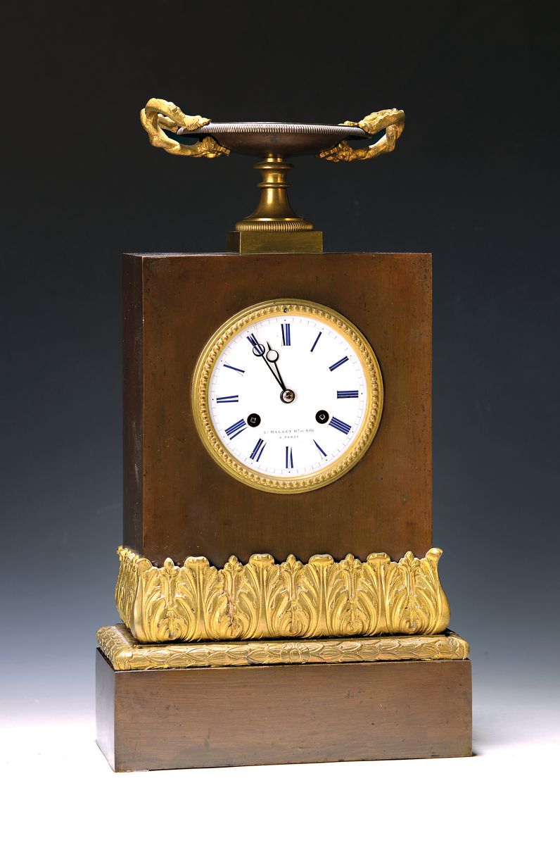 Tischuhr, Frankreich, um 1820/30, Empire, Bronzegehäuse brüniert, im Sockel schauseitig Blattfries, Bekrönung doppelhenkelige Schale auf Plinthe ...