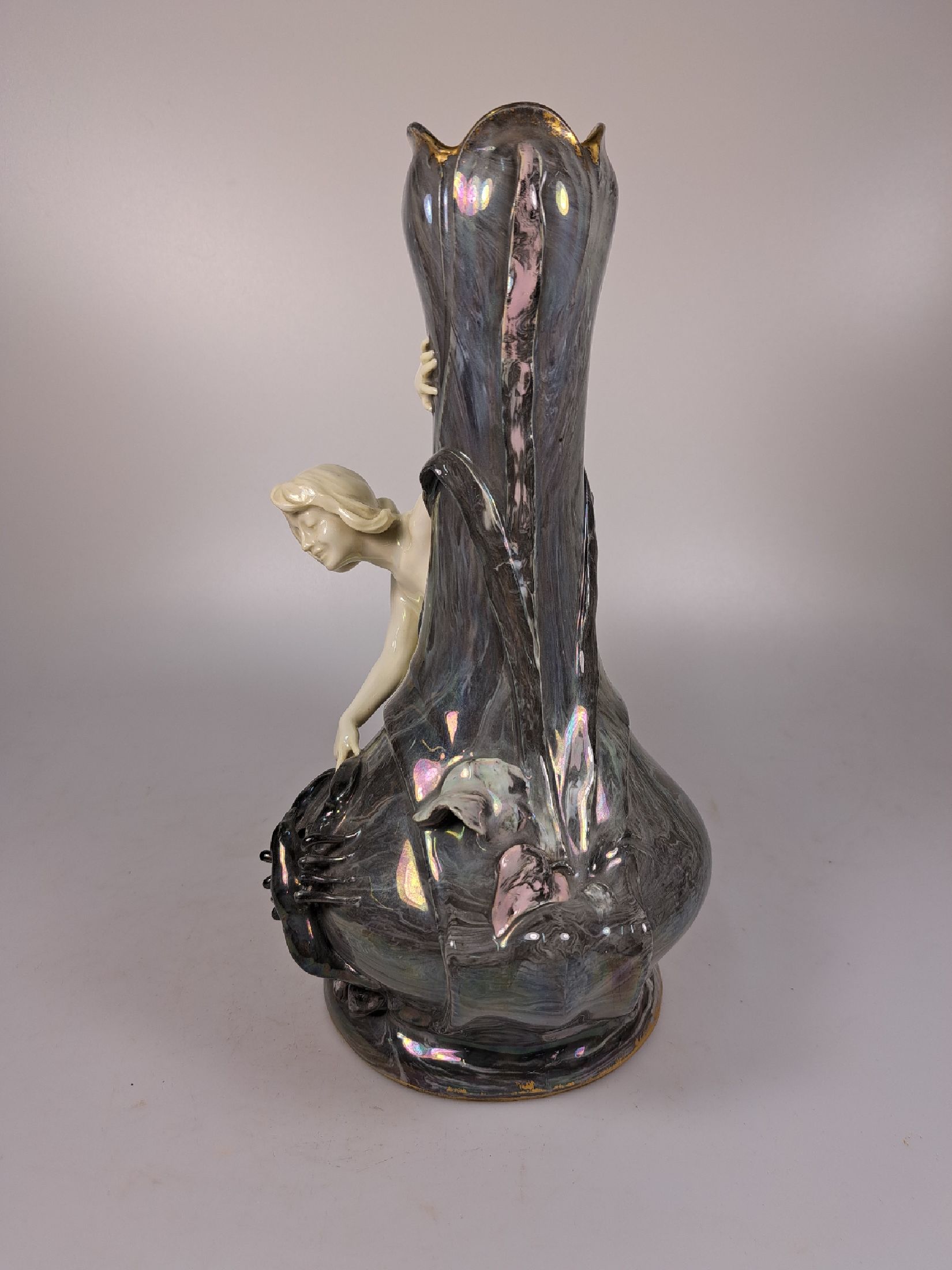 Detail a: Jugendstilvase mit Akt-Skulptur und Hummer, wohl Rosenthal Kronach, um 1900, Porzellan, graugrün marmorierte Glasur lüstriert, Frauenakt weiß und ...