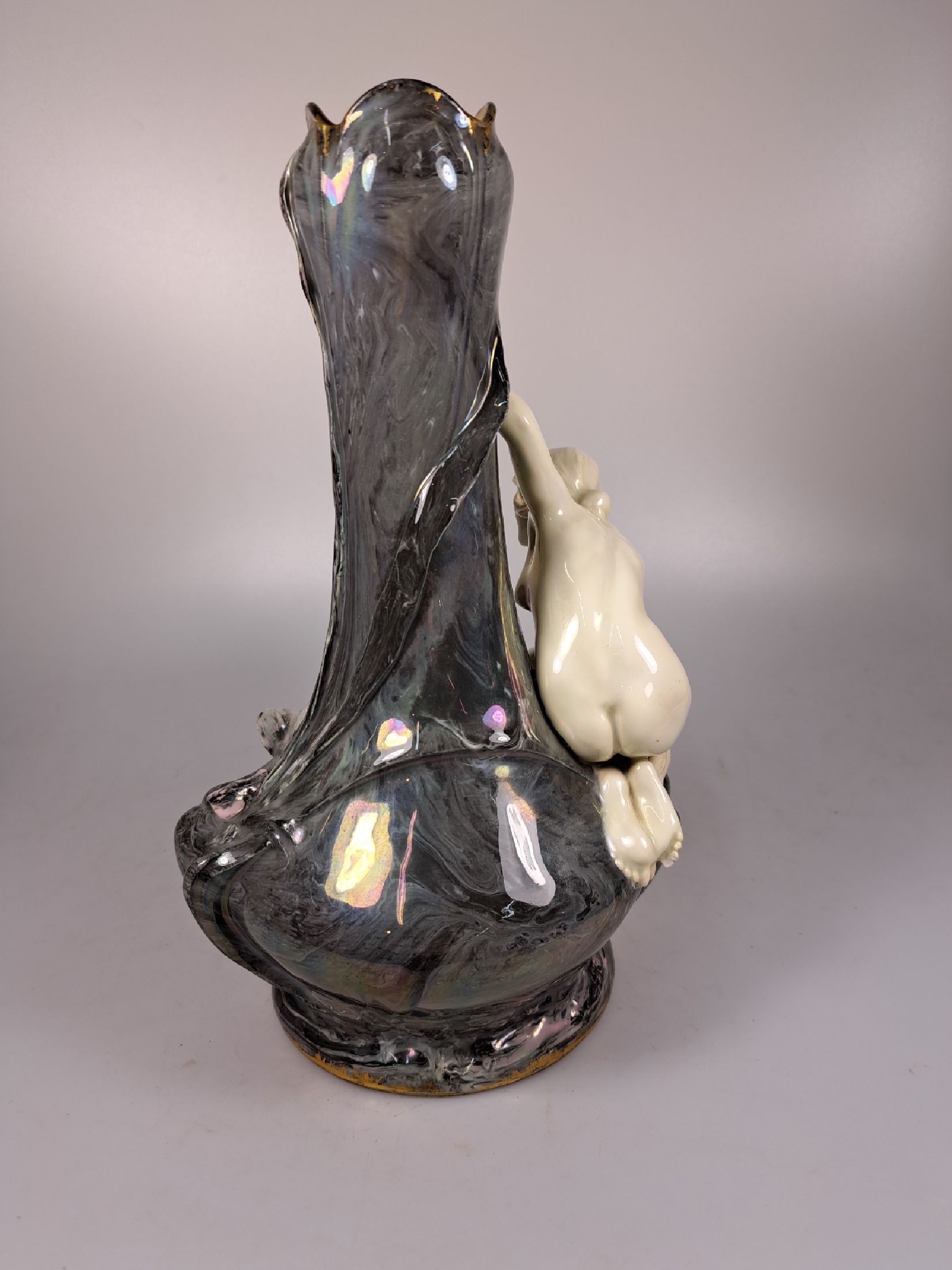 Detail b: Jugendstilvase mit Akt-Skulptur und Hummer, wohl Rosenthal Kronach, um 1900, Porzellan, graugrün marmorierte Glasur lüstriert, Frauenakt weiß und ...