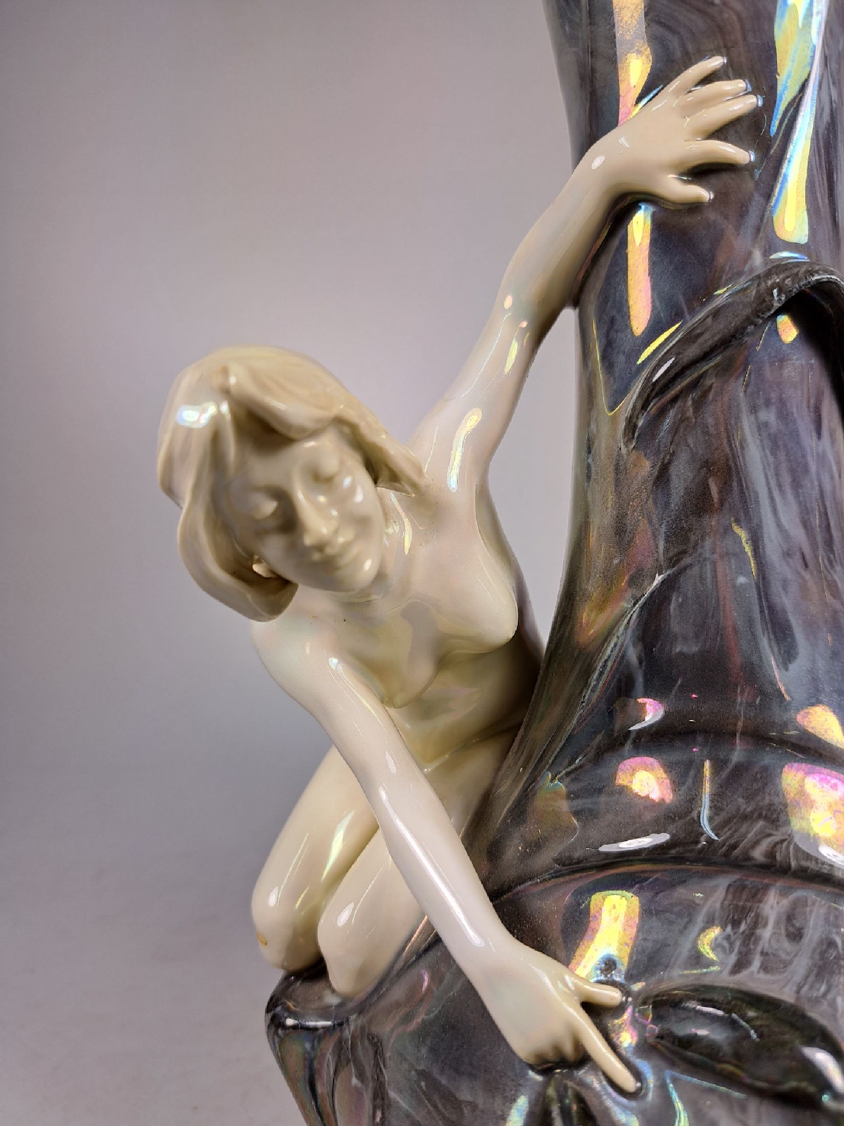 Detail c: Jugendstilvase mit Akt-Skulptur und Hummer, wohl Rosenthal Kronach, um 1900, Porzellan, graugrün marmorierte Glasur lüstriert, Frauenakt weiß und ...