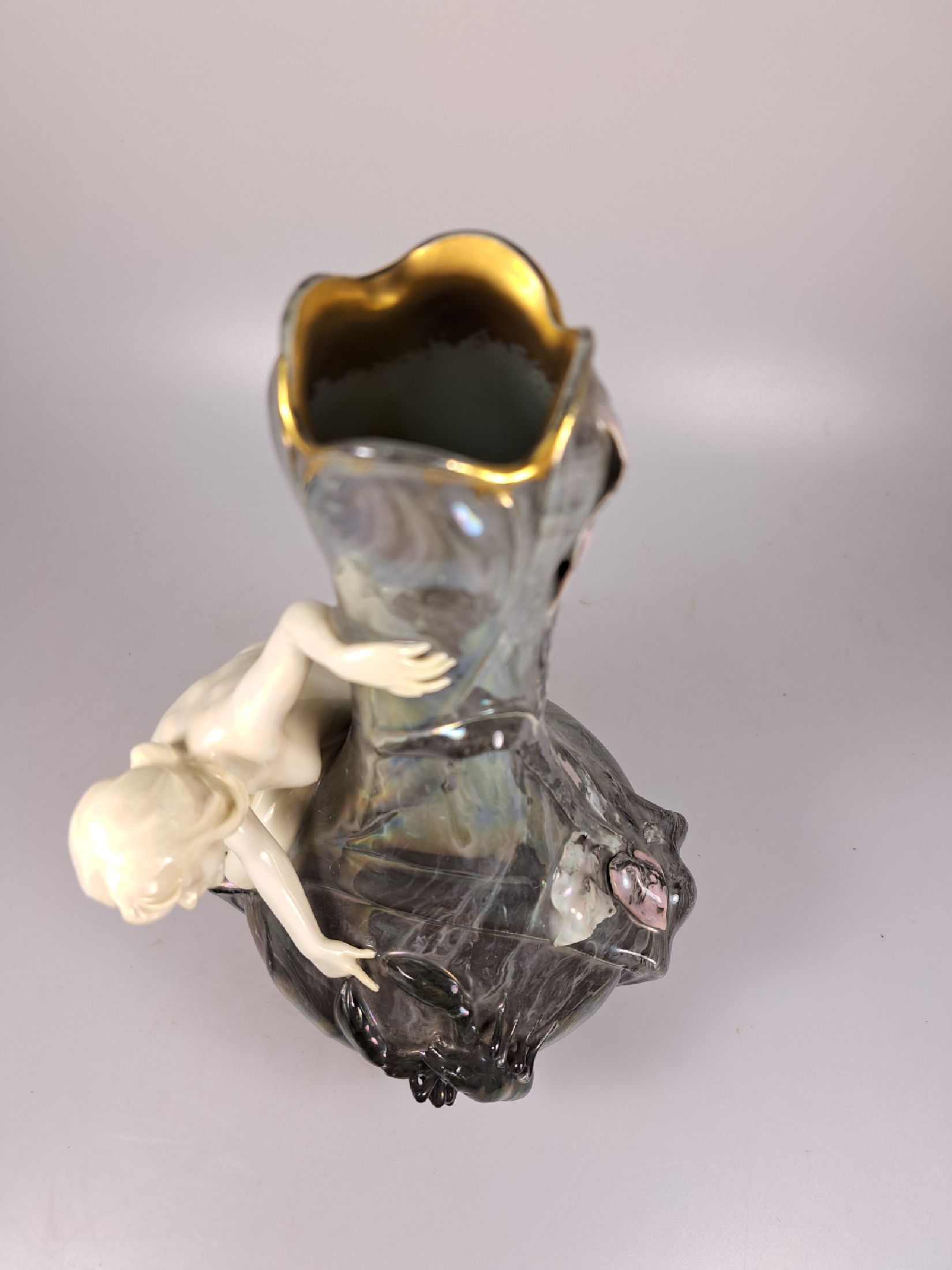 Detail d: Jugendstilvase mit Akt-Skulptur und Hummer, wohl Rosenthal Kronach, um 1900, Porzellan, graugrün marmorierte Glasur lüstriert, Frauenakt weiß und ...