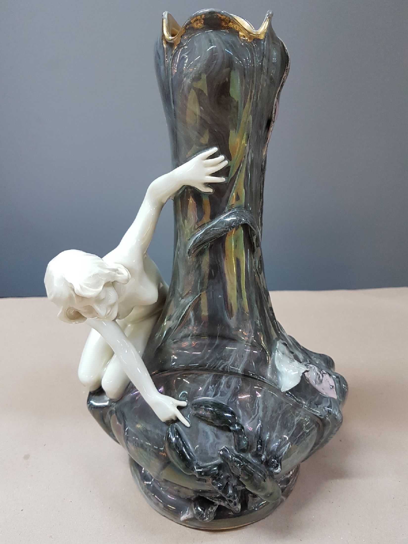 Detail f: Jugendstilvase mit Akt-Skulptur und Hummer, wohl Rosenthal Kronach, um 1900, Porzellan, graugrün marmorierte Glasur lüstriert, Frauenakt weiß und ...