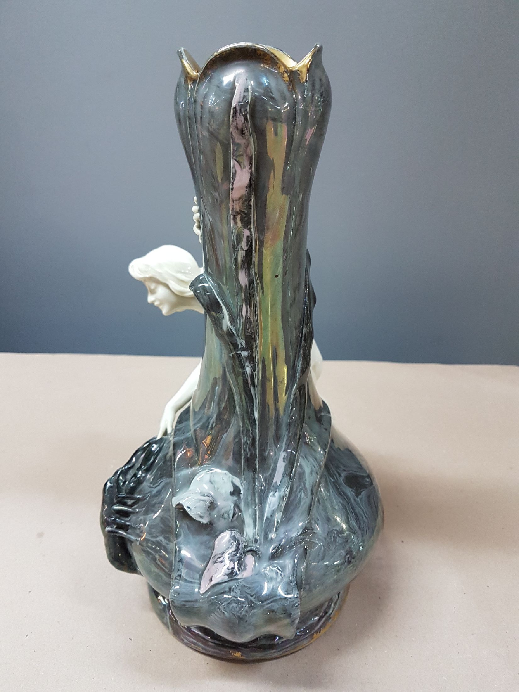 Detail g: Jugendstilvase mit Akt-Skulptur und Hummer, wohl Rosenthal Kronach, um 1900, Porzellan, graugrün marmorierte Glasur lüstriert, Frauenakt weiß und ...