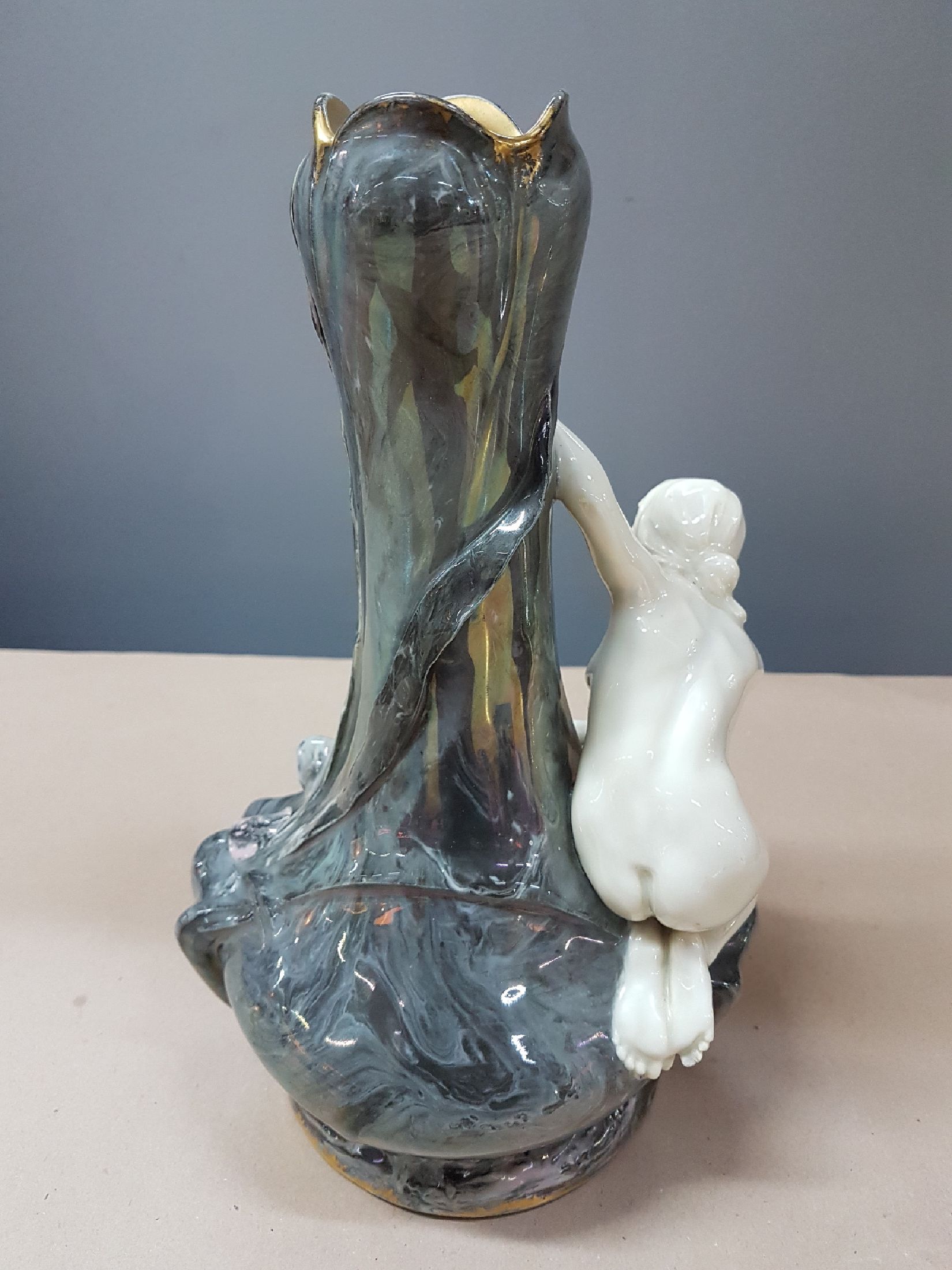 Detail h: Jugendstilvase mit Akt-Skulptur und Hummer, wohl Rosenthal Kronach, um 1900, Porzellan, graugrün marmorierte Glasur lüstriert, Frauenakt weiß und ...